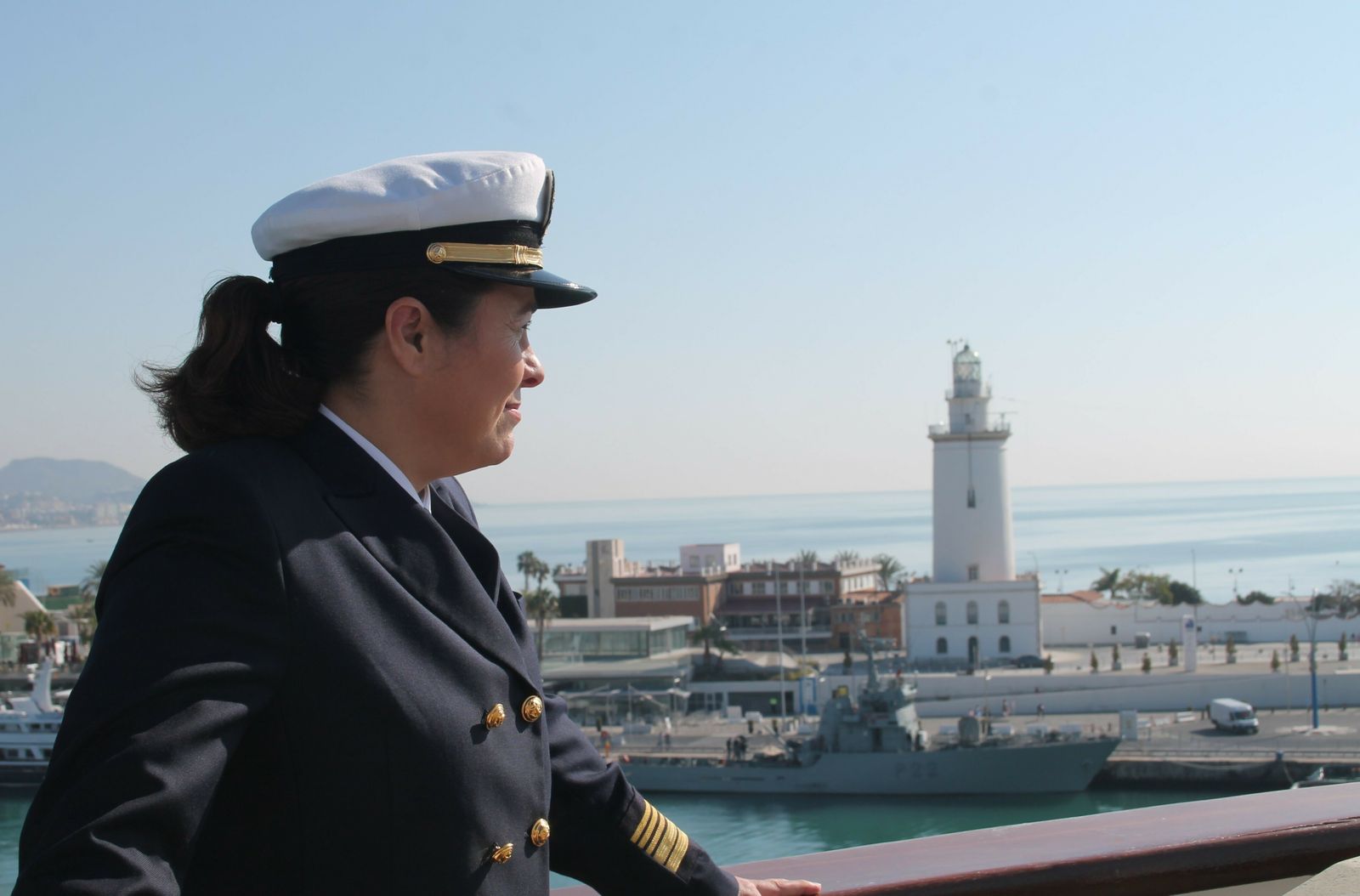 La capitán Fermina Suárez Ruiz, delante de la Farola.