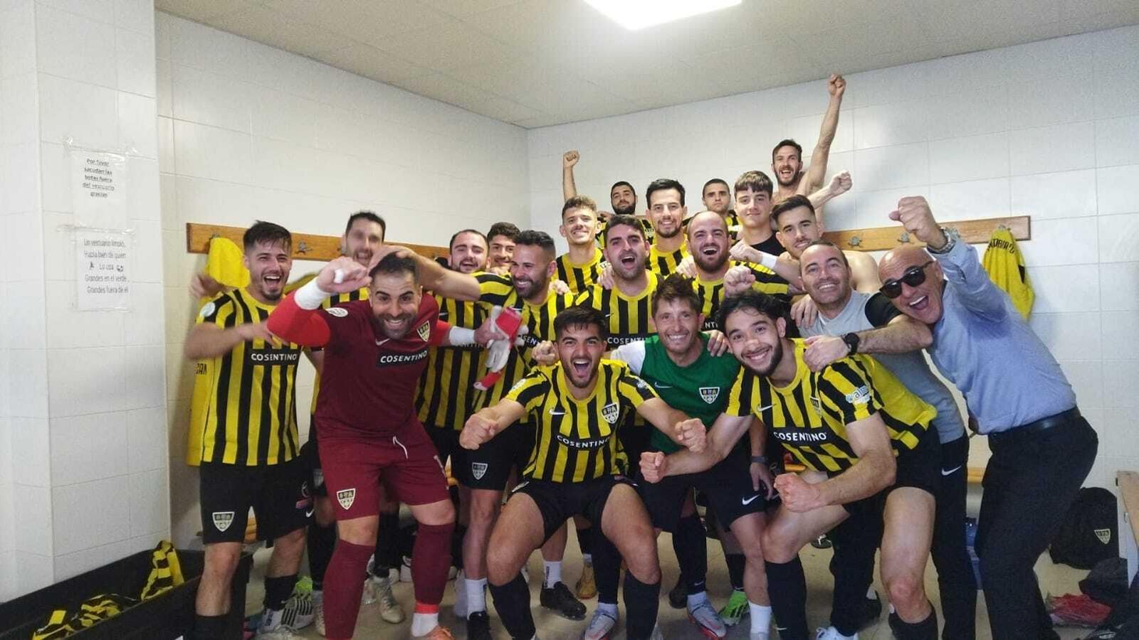 Los cantorianos celebran en su vestuario la victoria conseguida en su visita al Martos.