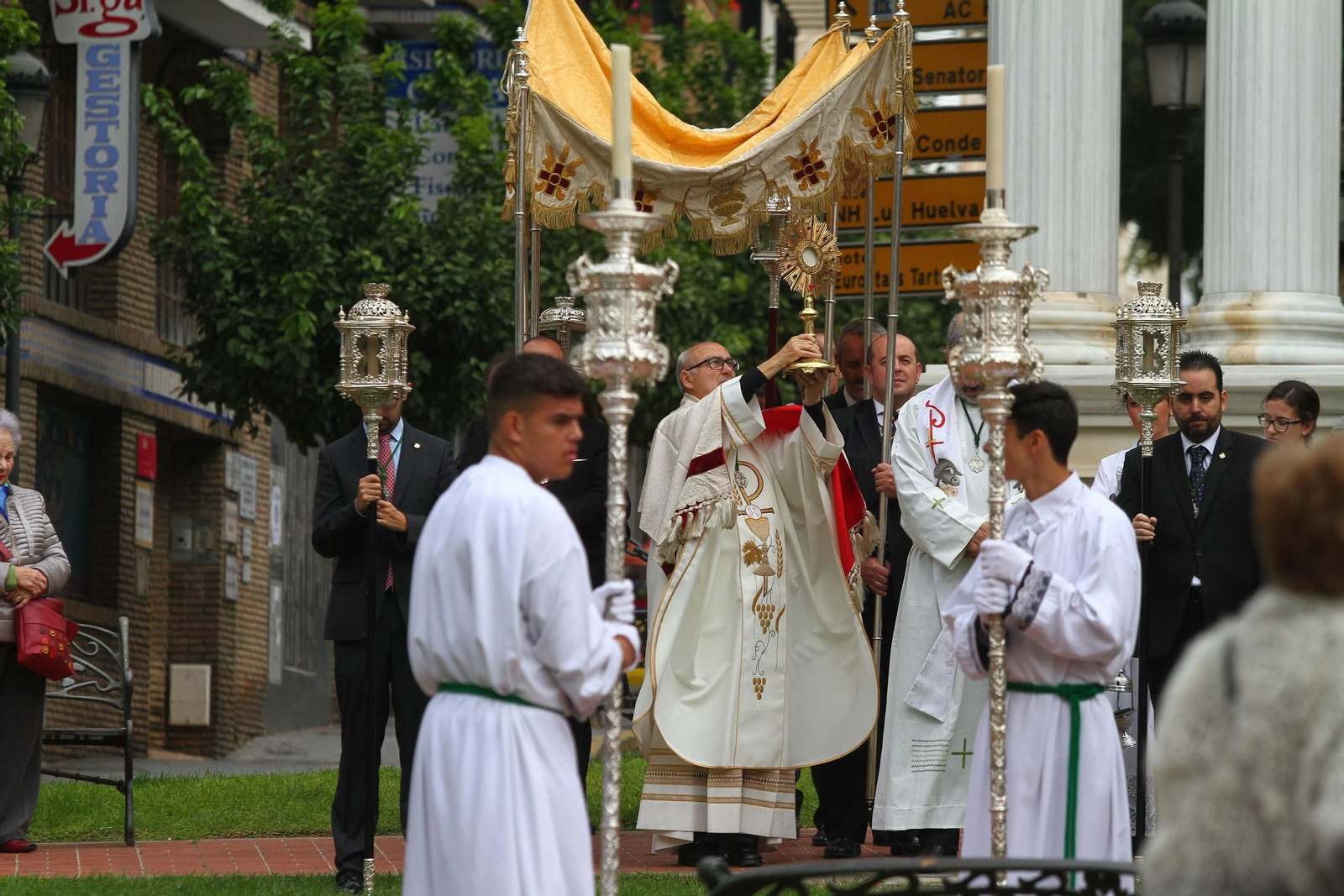 Procesión Solemne  de la Hermandad de La Vera Cruz, con el Santísimo Sacramento.