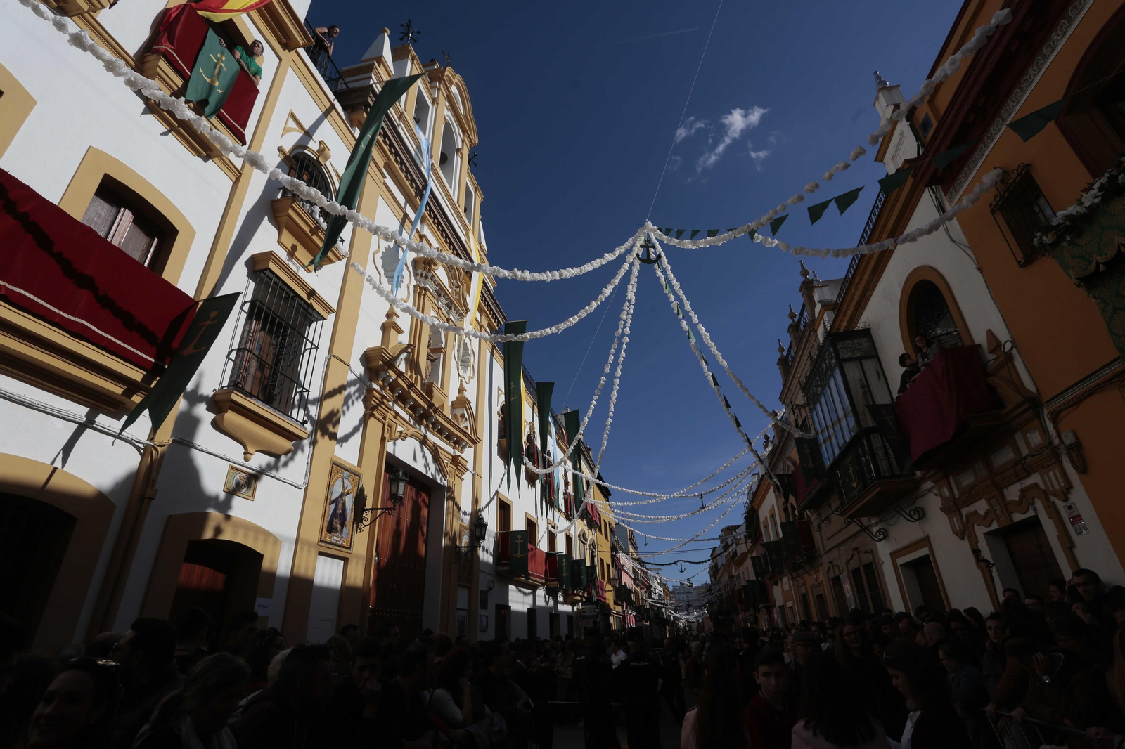 El traslado de la Esperanza de Triana, en imágenes