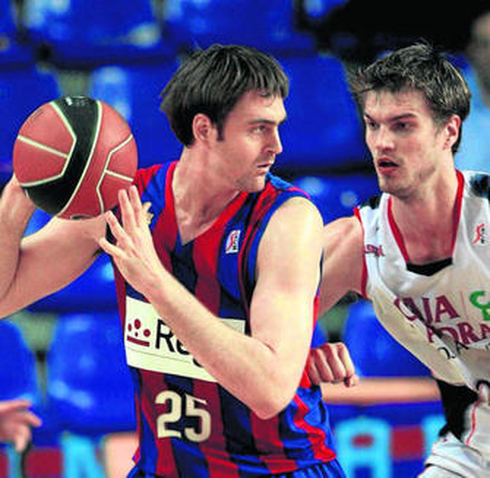 Erazem Lorbek se apresta a jugar un mano a mano con Tiago Splitter.