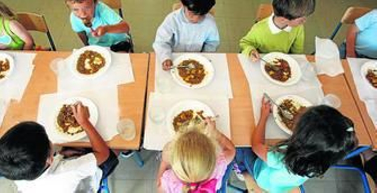 Un grupo de niños haciendo uso del comedor escolar.