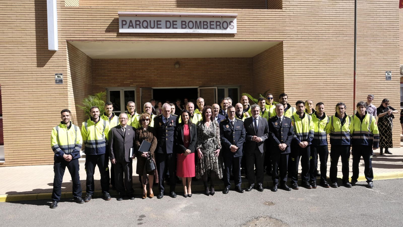 Foto de familia de los bomberos con reconocimientos y los recién ingresados con las autoridades