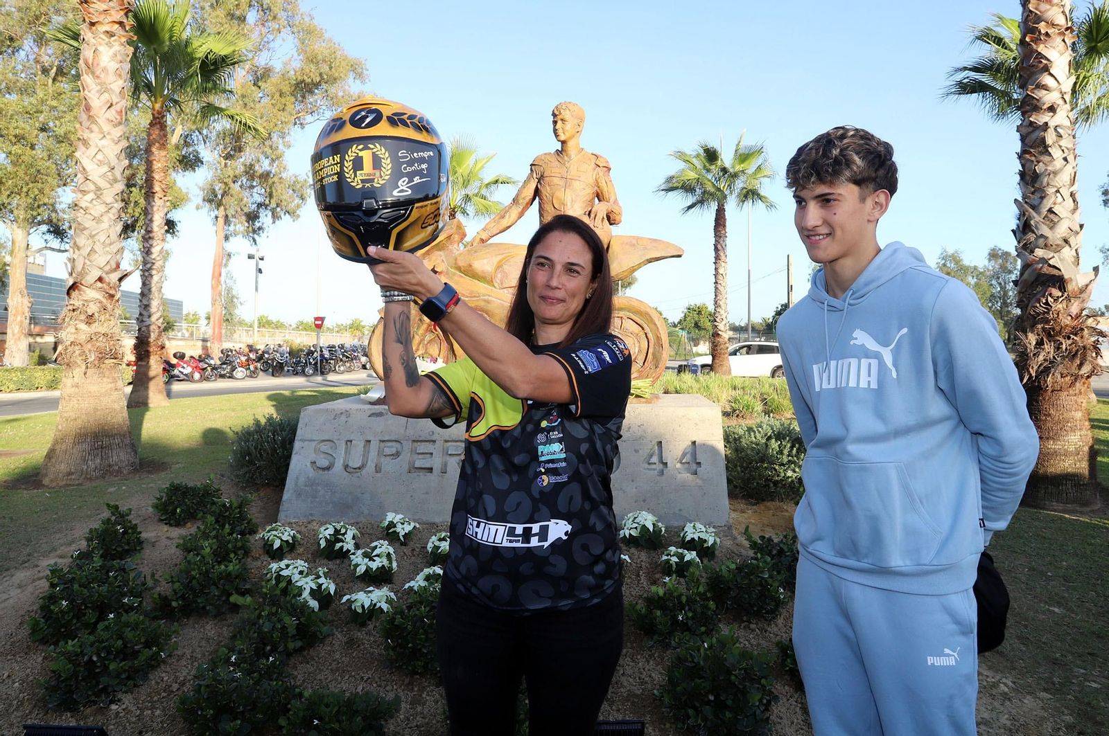 Imágenes del monumento a Súper Hugo en la rotonda frente al Nuevo Colombino