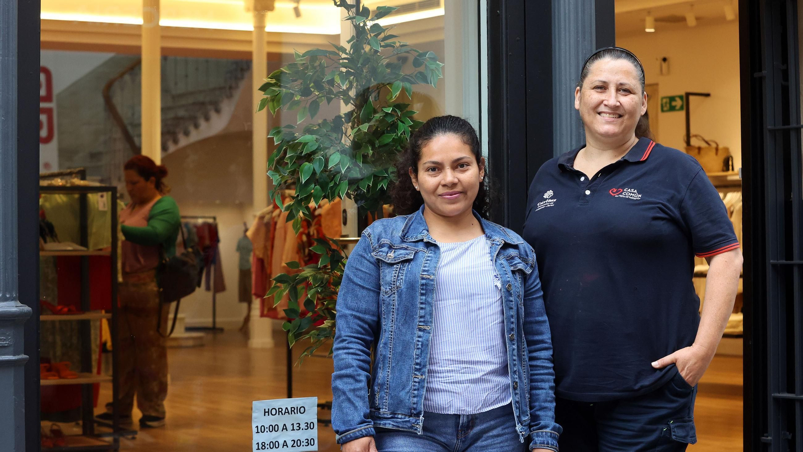 Melita Vela Sánchez e Inma Gamboa, en la nueva tienda de Moda re- de Cáritas en la calle Algarve.