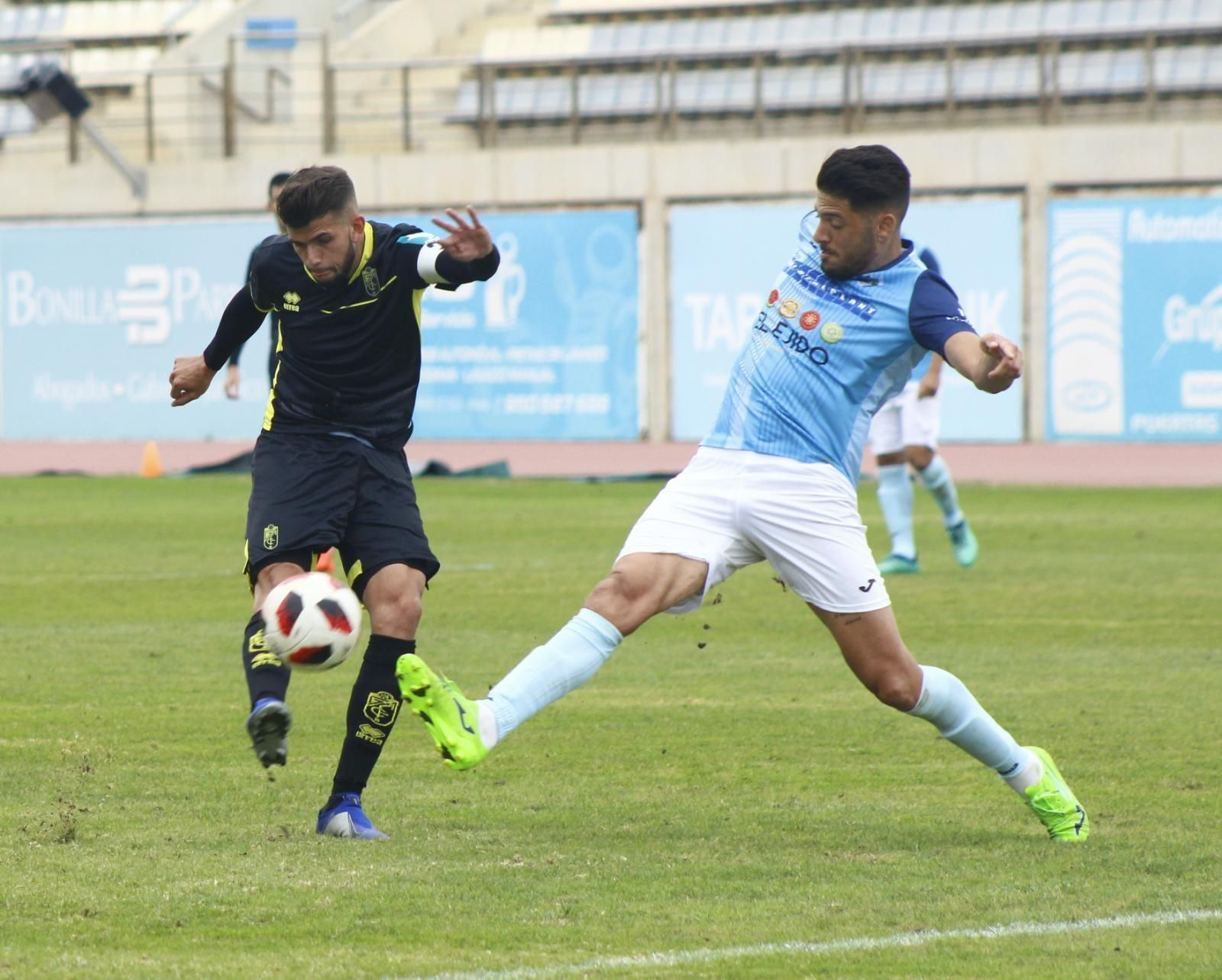Andrés García chuta sobre la portería del conjunto almeriense.