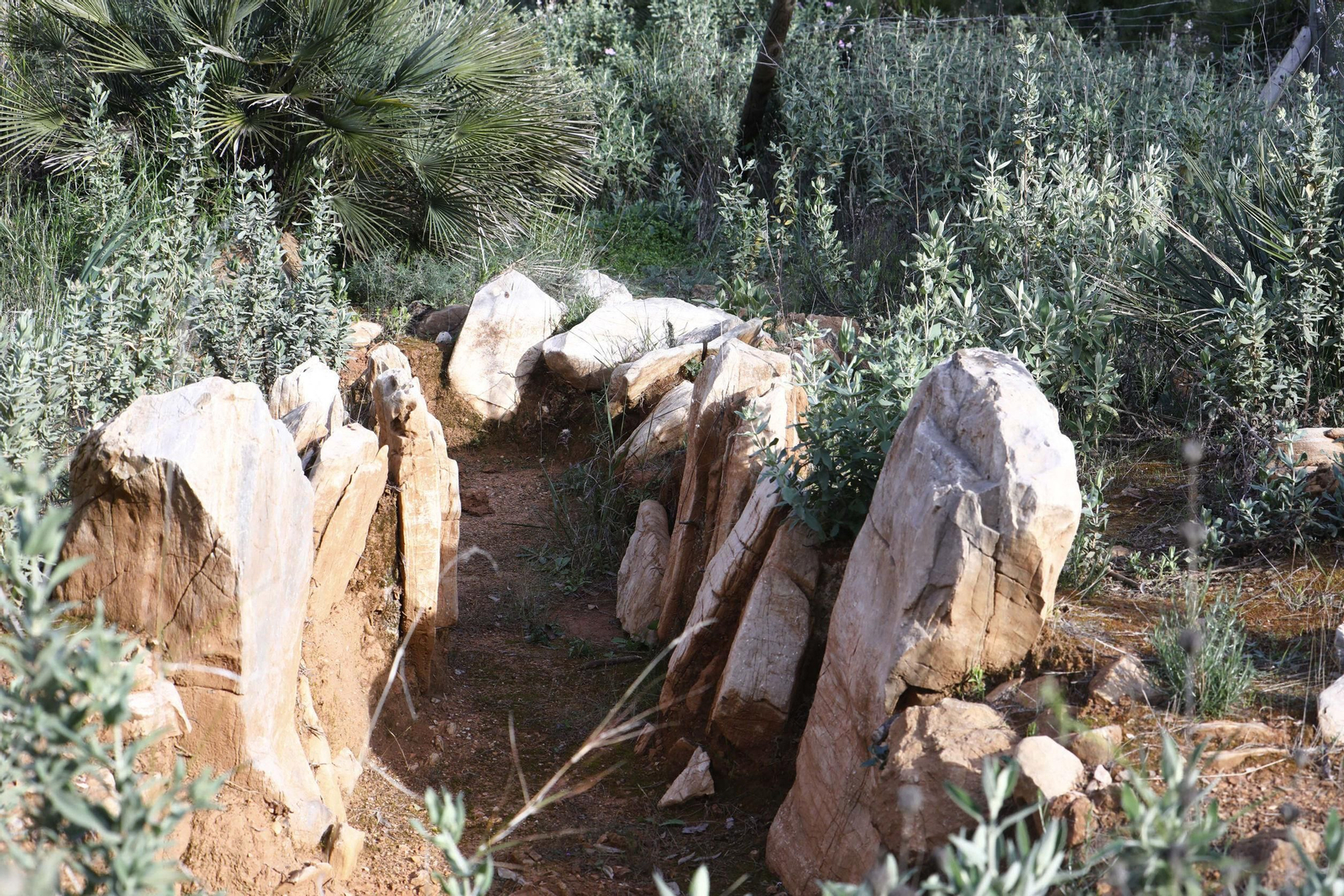 Vista de los restos del dolmen de Posadas. Vista de los restos del dolmen de Posadas.