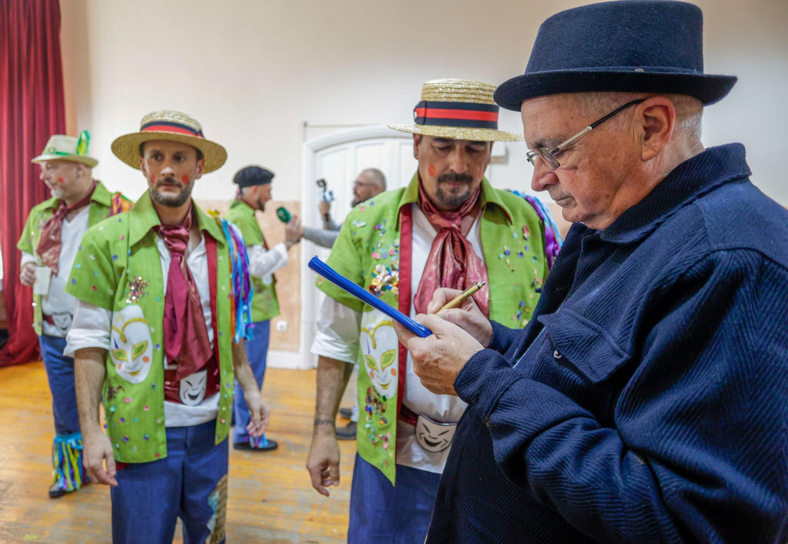 Comparsa 'Qué bonita es Cadi' en los camerinos del Falla
