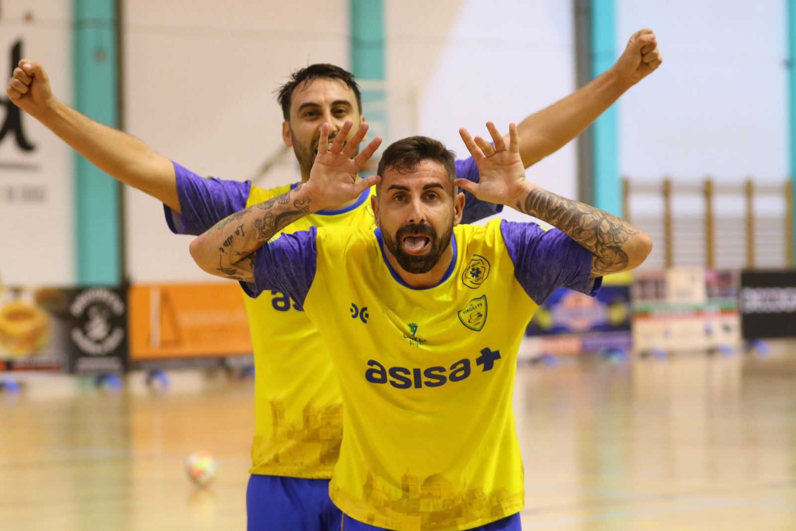 Saúl Olmo celebra uno de sus tres goles.