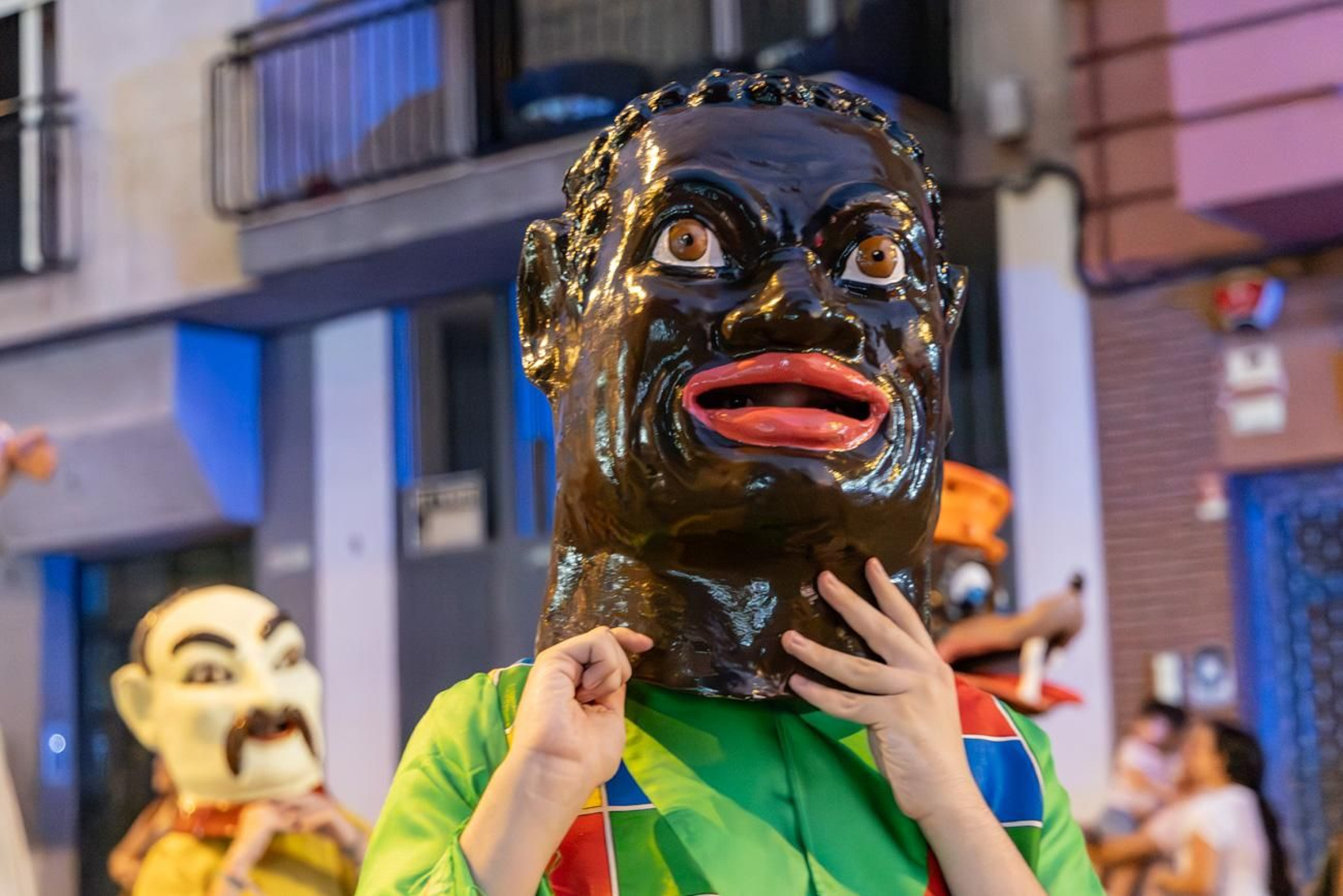 Pasacalles inaugural, fuegos artificiales e iluminación de la portada de feria y del recinto ferial de la Feria de San Bartolomé en Martos