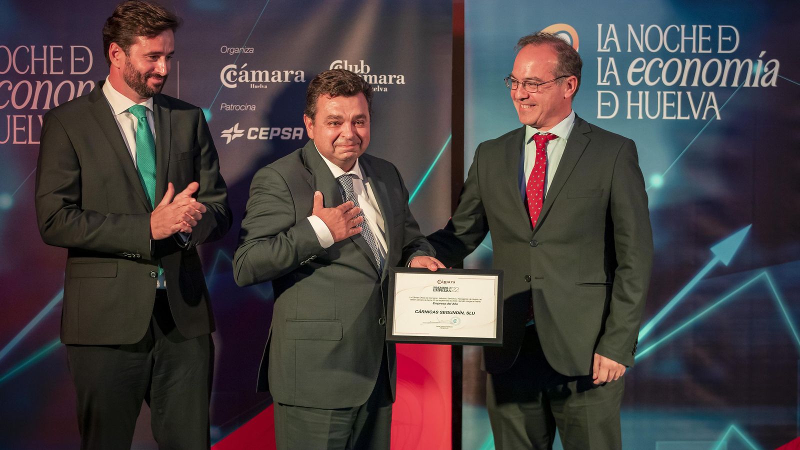 Segundo Canterla propietario de ‘Cárnicas Segundín’ recibió el reconocimiento ‘Empresa del Año 2022’, acompañado por el presidente de la Cámara de Comercio de Huelva, Daniel Toscano y del director de Parque Energético ‘La Rábida’ de CEPSA, Jorge Acitores. Segundo Canterla propietario de ‘Cárnicas Segundín’ recibió el reconocimiento ‘Empresa del Año 2022’, acompañado por el presidente de la Cámara de Comercio de Huelva, Daniel Toscano y del director de Parque Energético ‘La Rábida’ de CEPSA, Jorge Acitores.
