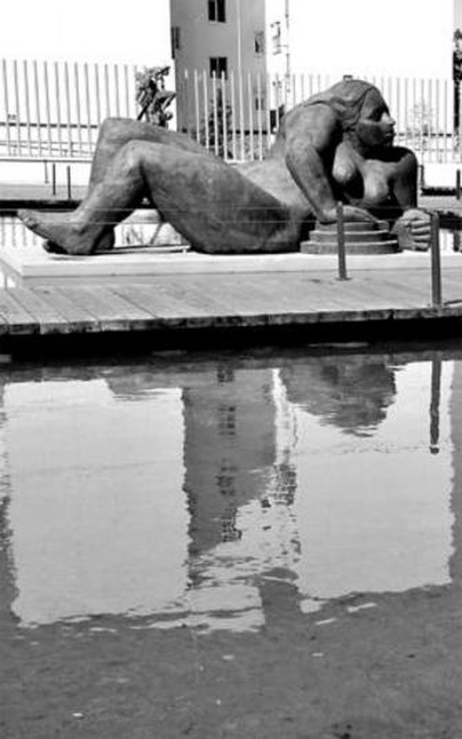 Una de las esculturas de la plaza, junto al estanque.