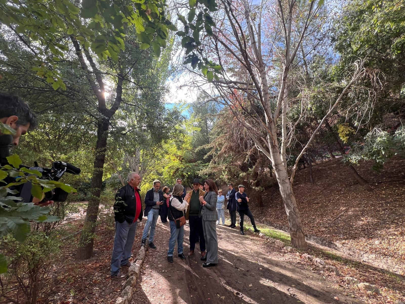 Imagen de la visita de los concejales socialistas al Parque Bola de Oro de Granada