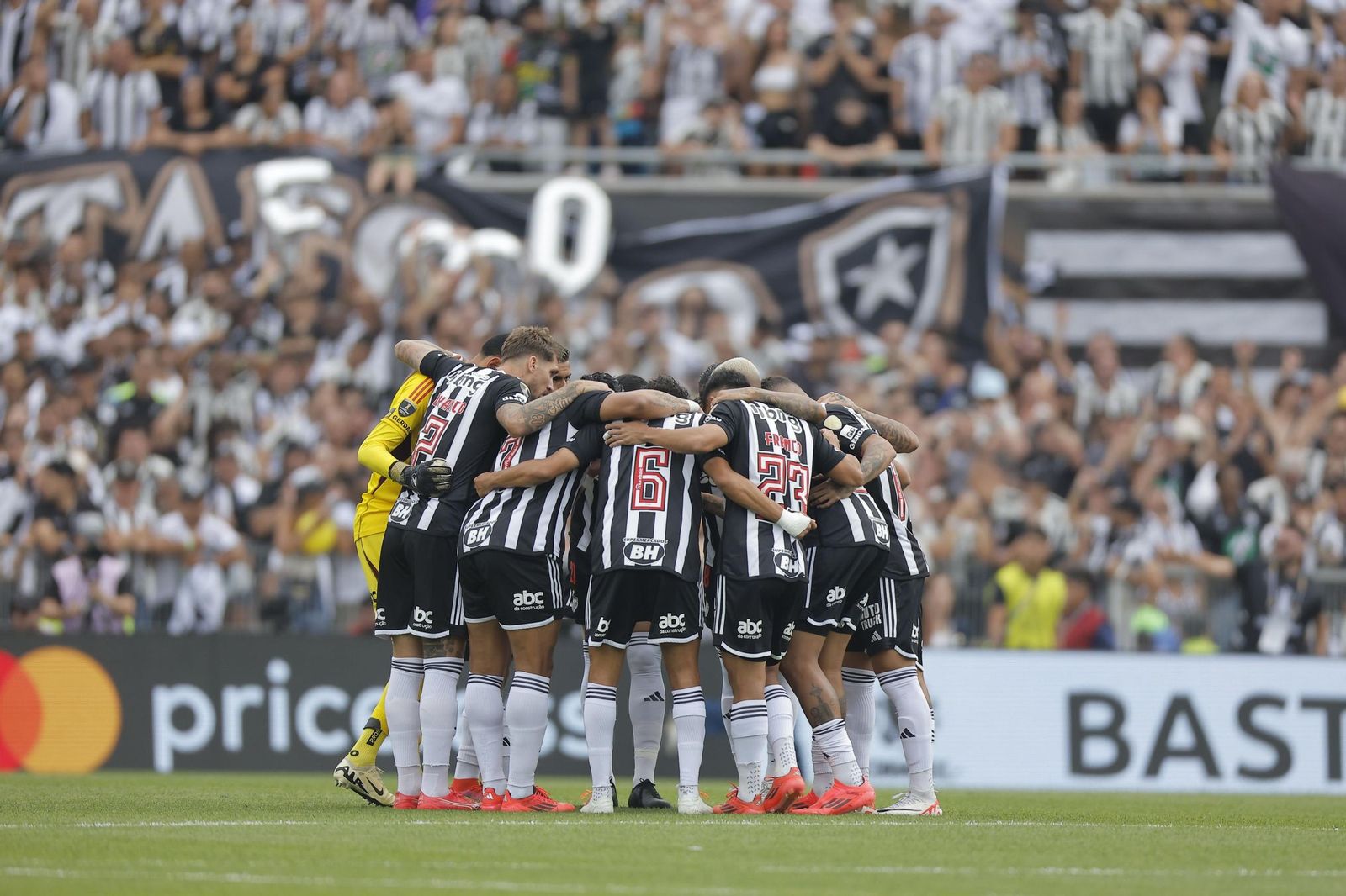 Las fotos de una final de la Libertadores histórica; Botafogo, campeón con 10, ante Atlético Mineiro