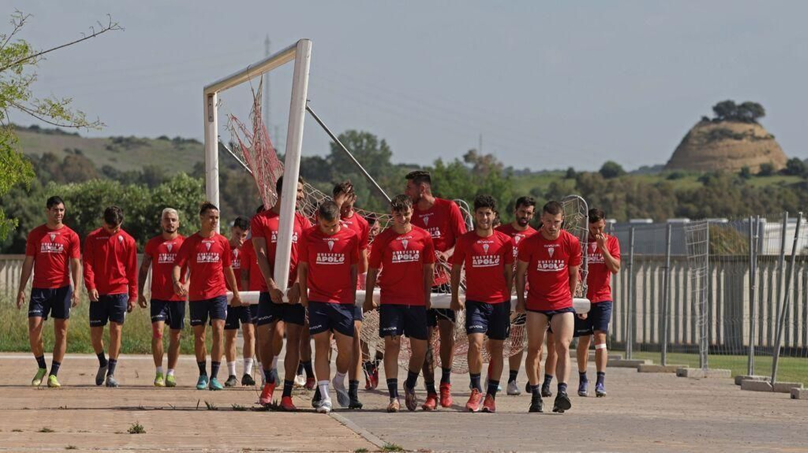 Los jugadores del Algeciras cargan con una portería. Los jugadores del Algeciras cargan con una portería.