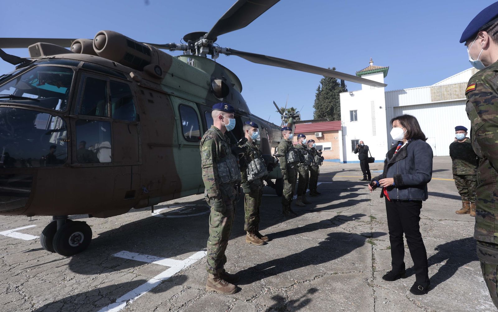 La visita de Margarita Robles a la Base del Copero en imágenes