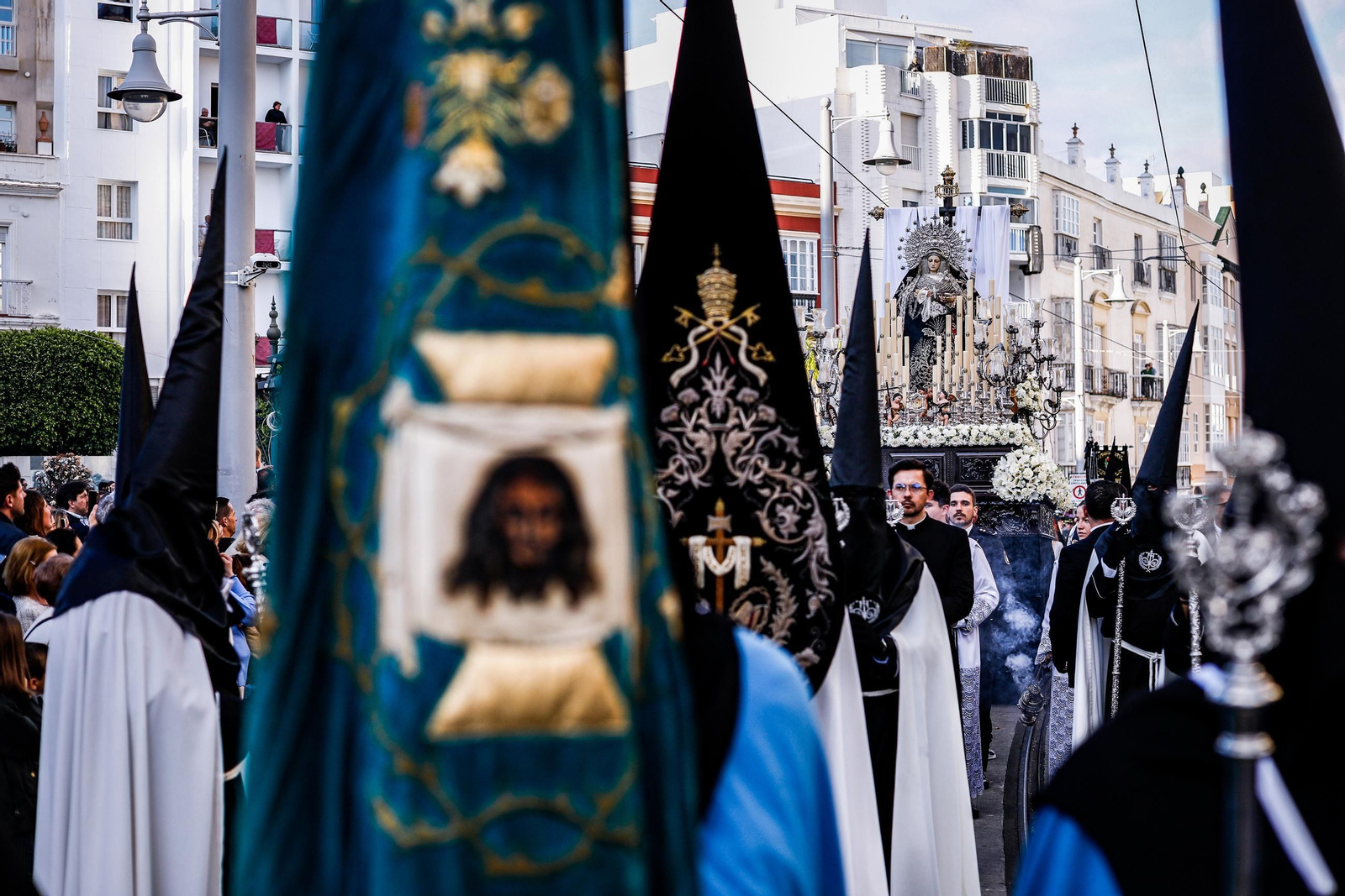 Imágenes de la salida de la Soledad en la Semana Santa de San Fernando 2025