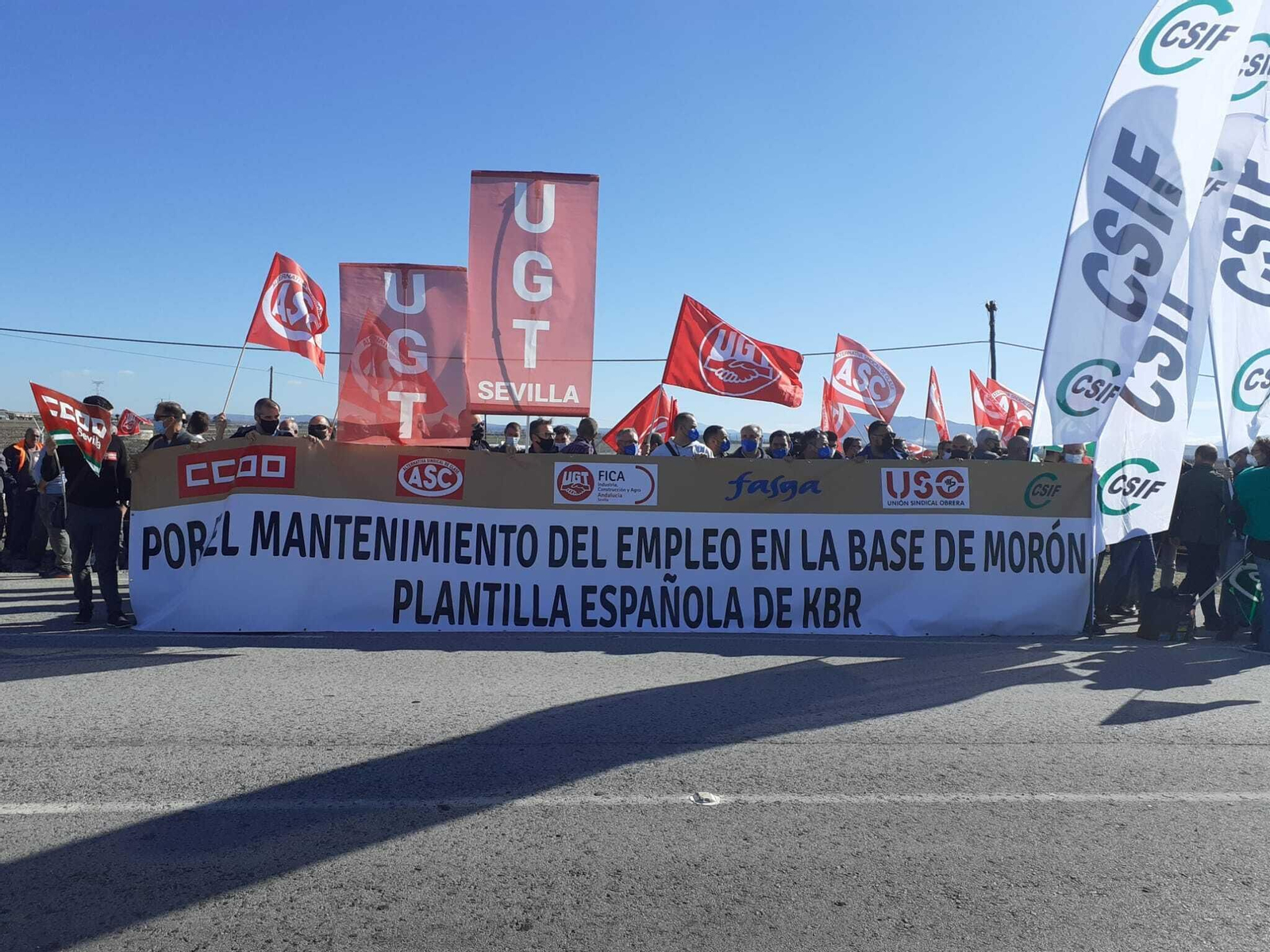 La pancarta desplegada durante la concentración ante la base de Morón, que se ha desarrollado entre las 12:00 y las 13:00 horas.