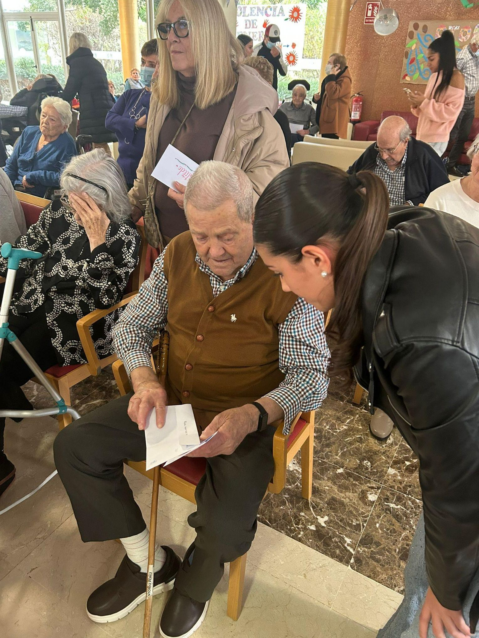 El alumnado lee las cartas que han dedicado a los usuarios y provocan emociones y escenas inolvidables..