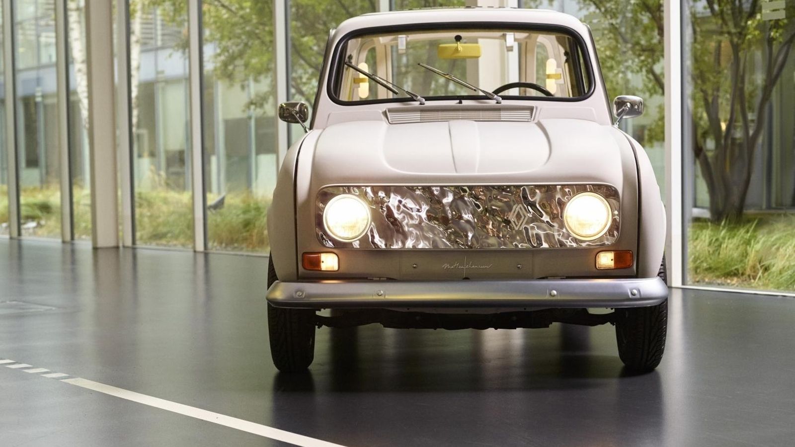 Sobre un R-4 el diseñador Mathieu Lehanneur ha desarrollado este Suite nº4 coincidiendo con el cumpleaños de este icónico coche.