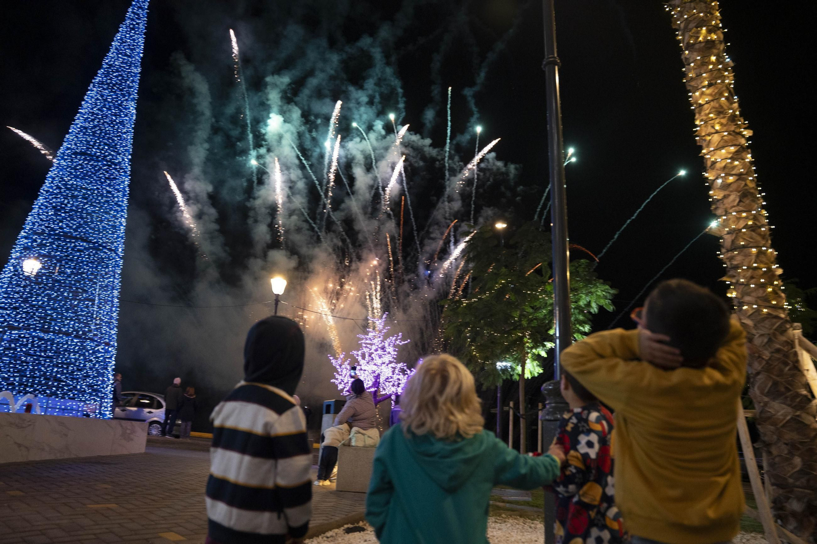 El encendido del alumbrado navideño del Hospital Universitario Torrecárdenas, en imágenes