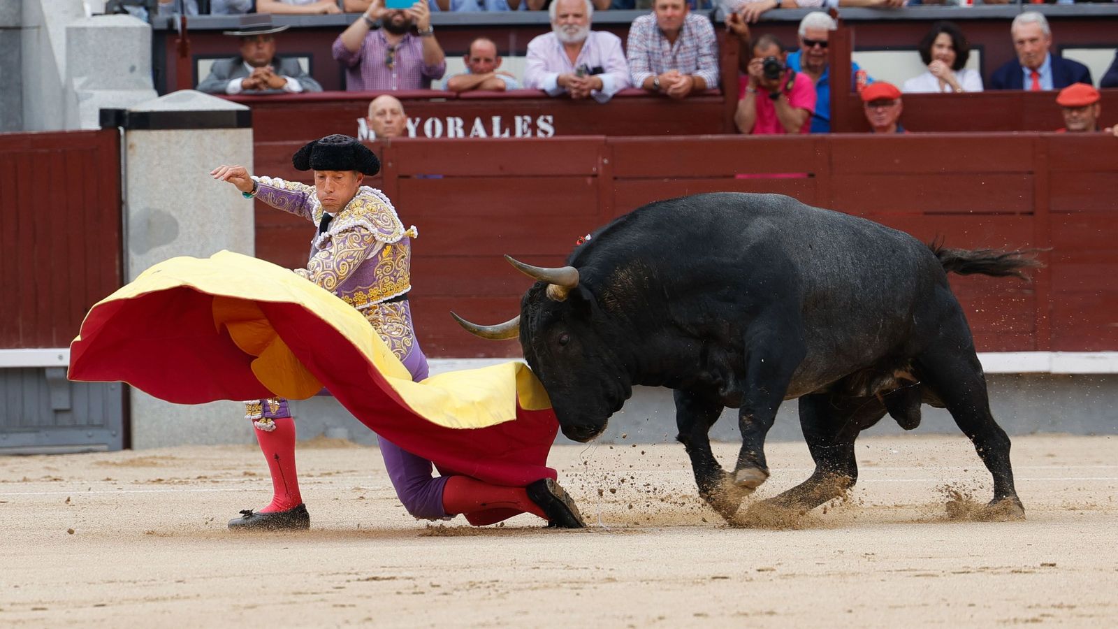 Manuel Escribano en una faena en la Maestranza