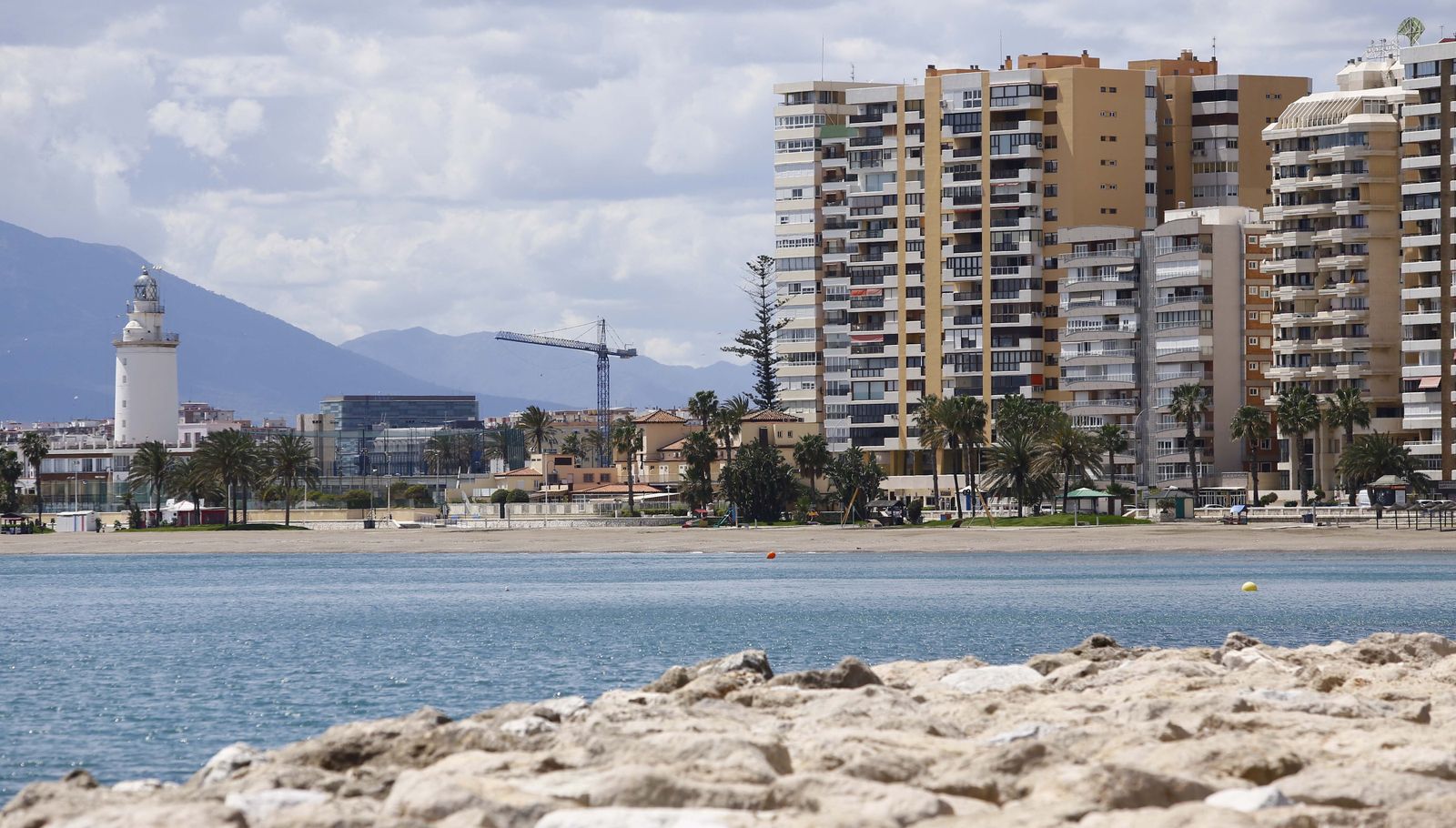 Fotos de la playa de La Malagueta en pleno confinamiento por el coronavirus