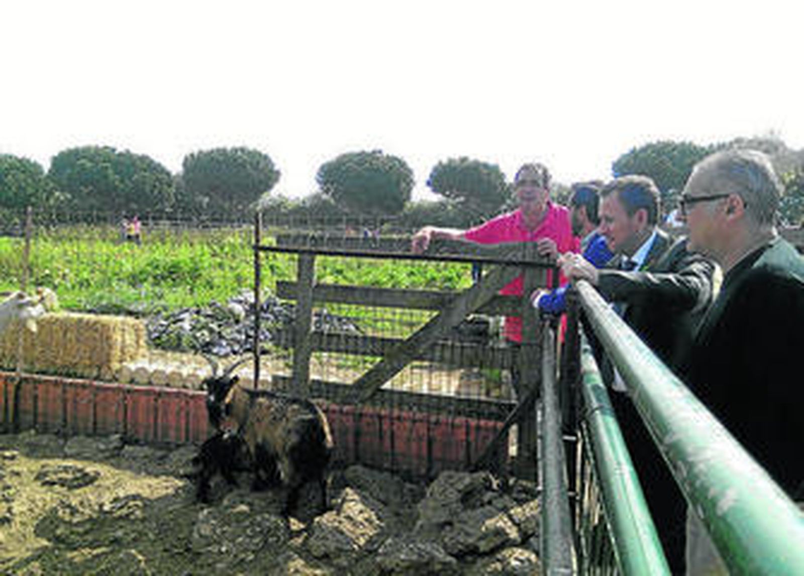 Momento de la visita a las instalaciones en la mañana de ayer.