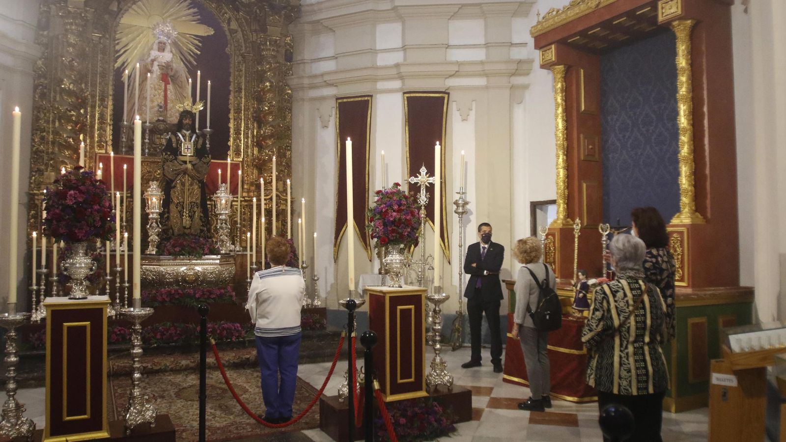 El Señor de Córdoba recibió la visita de los devotos durante su veneración extraordinaria.