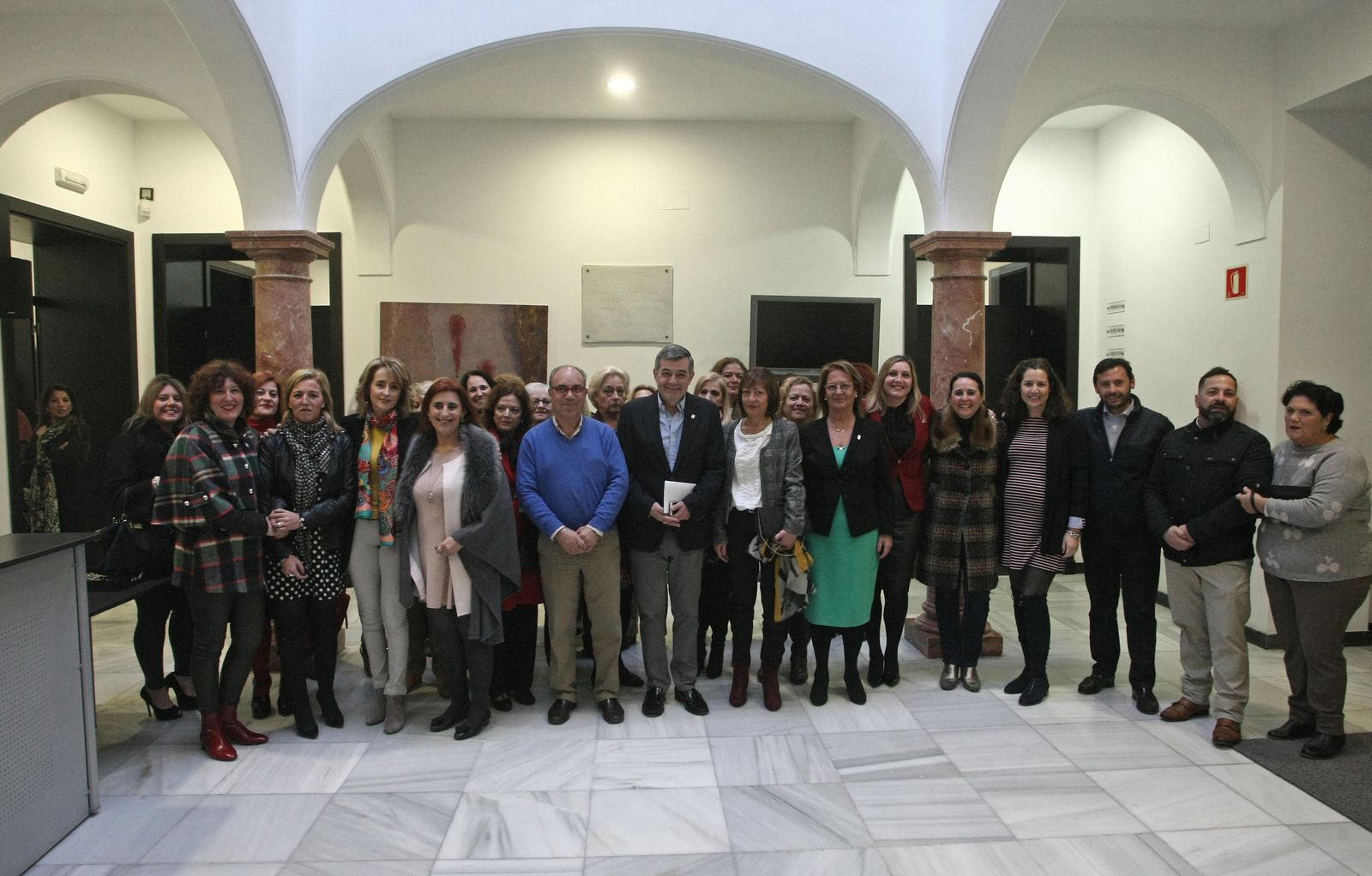 Los participantes en el acto del Día de la Mujer posan juntos ayer.