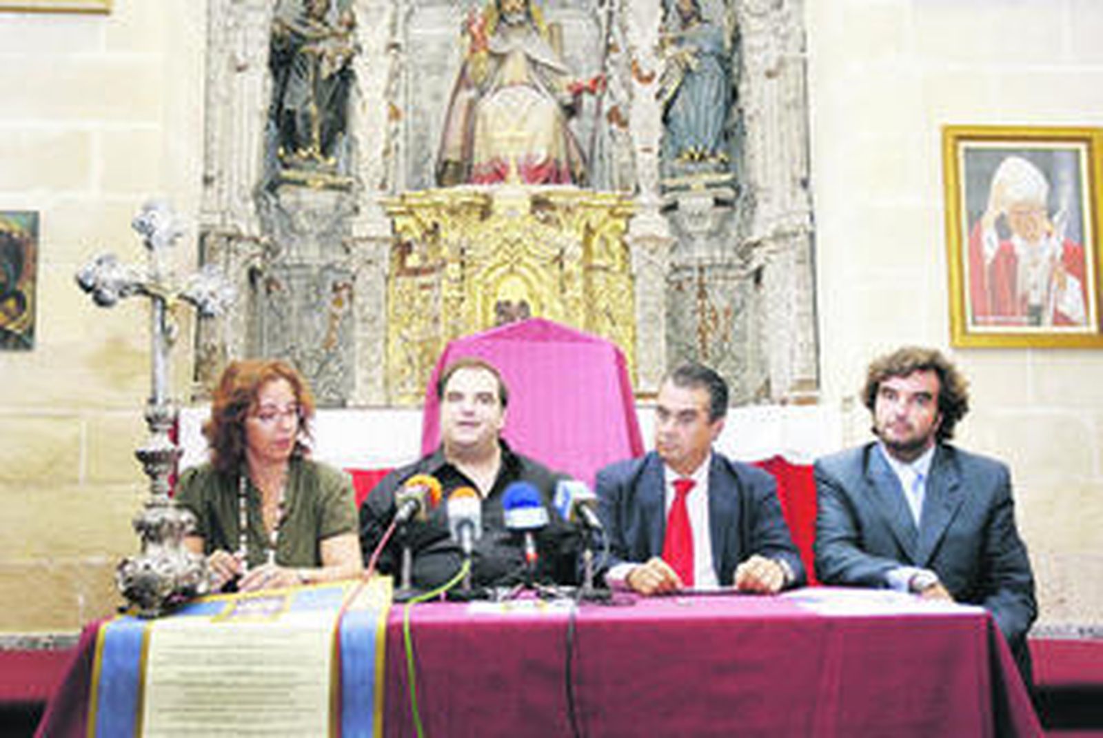 La hermana mayor de Los Milagros, el vicario de la Prioral, el alcalde y el concejal de Fiestas, ayer en la capilla de San Pedro del templo portuense.