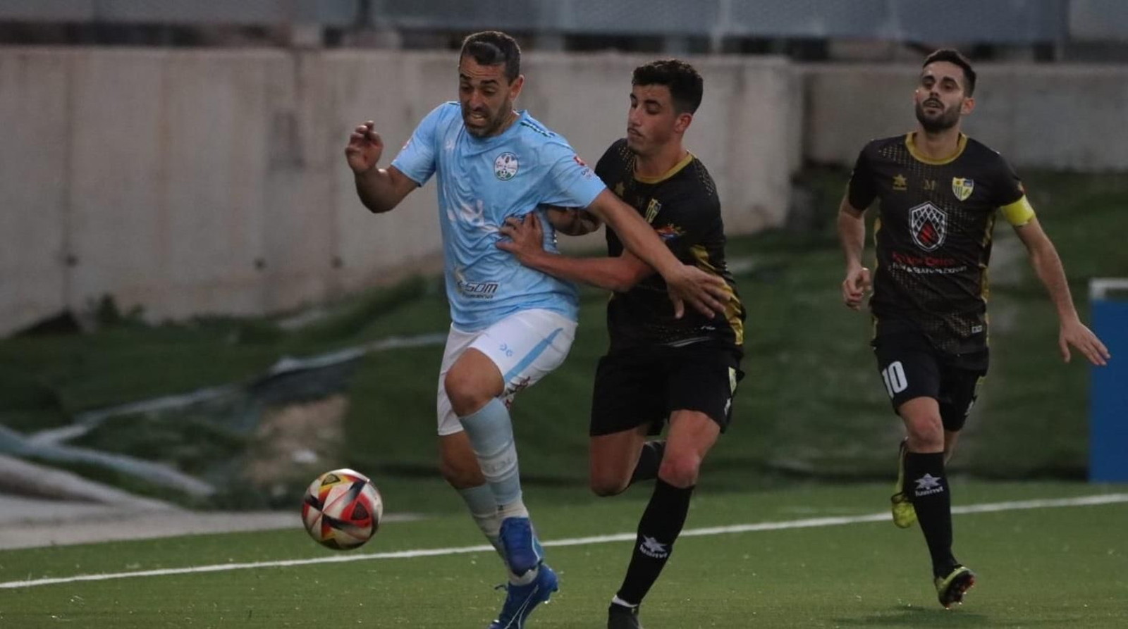 Antonio Pino es presionado por dos jugadores del Conil.