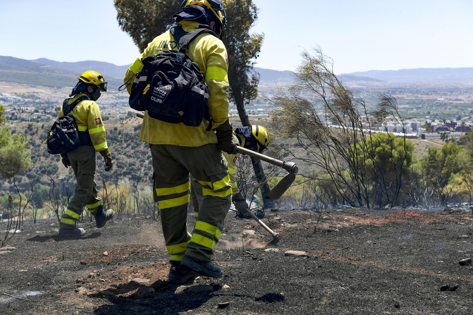 Controlado el incendio cerca del cementerio y la Alhambra de Granada que ha afectado a 2,5 hectáreas