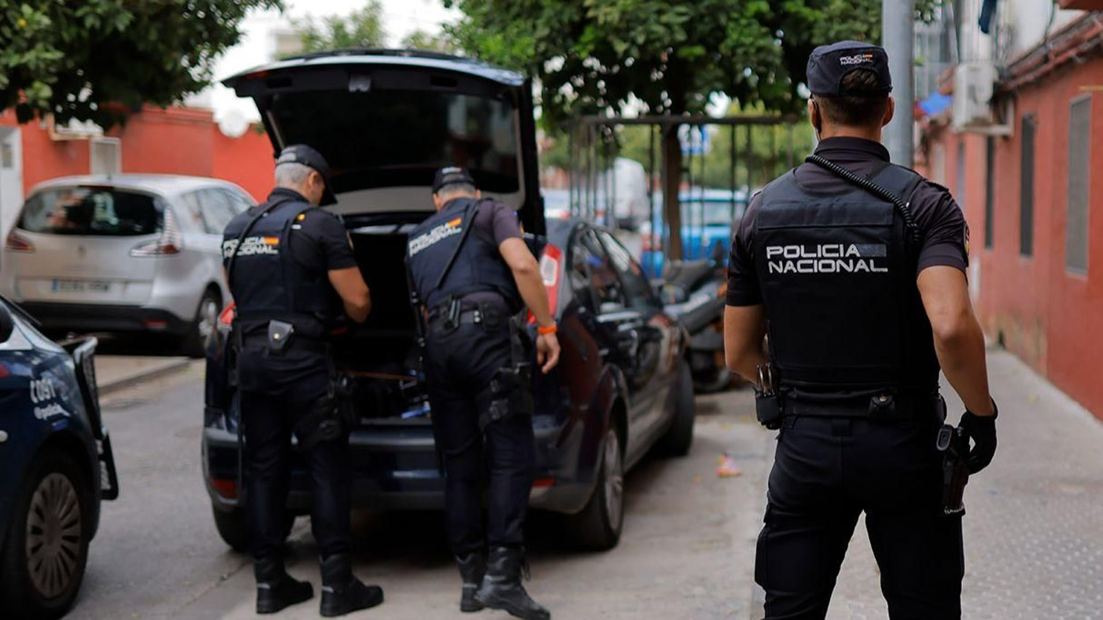 Policías nacionales, en una calle de Los Pajaritos durante la operación Leda.