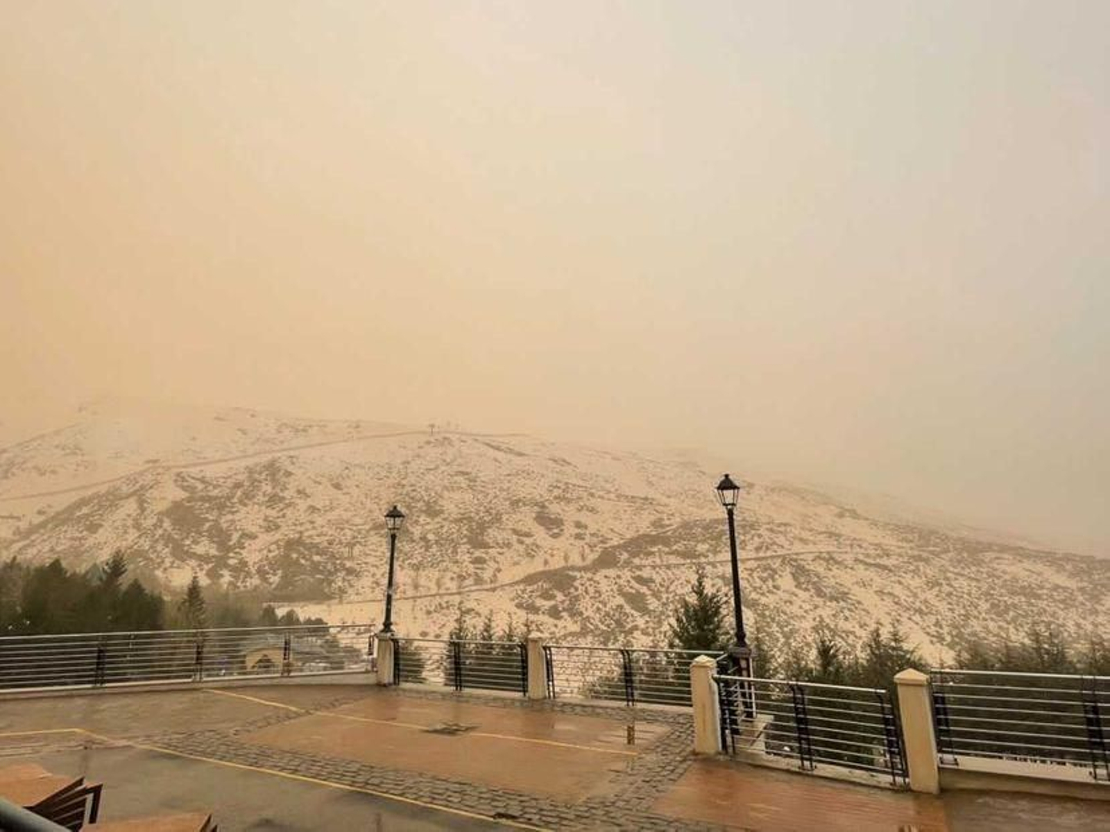La estación de Sierra Nevada, bajo la calima