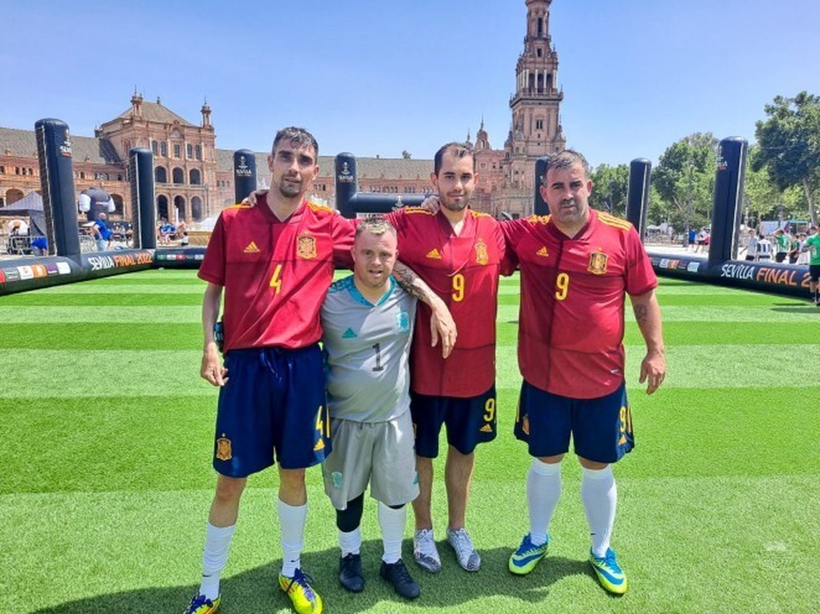 Los cadistas citados por 'la roja' posan en la Plaza de España de Sevilla.