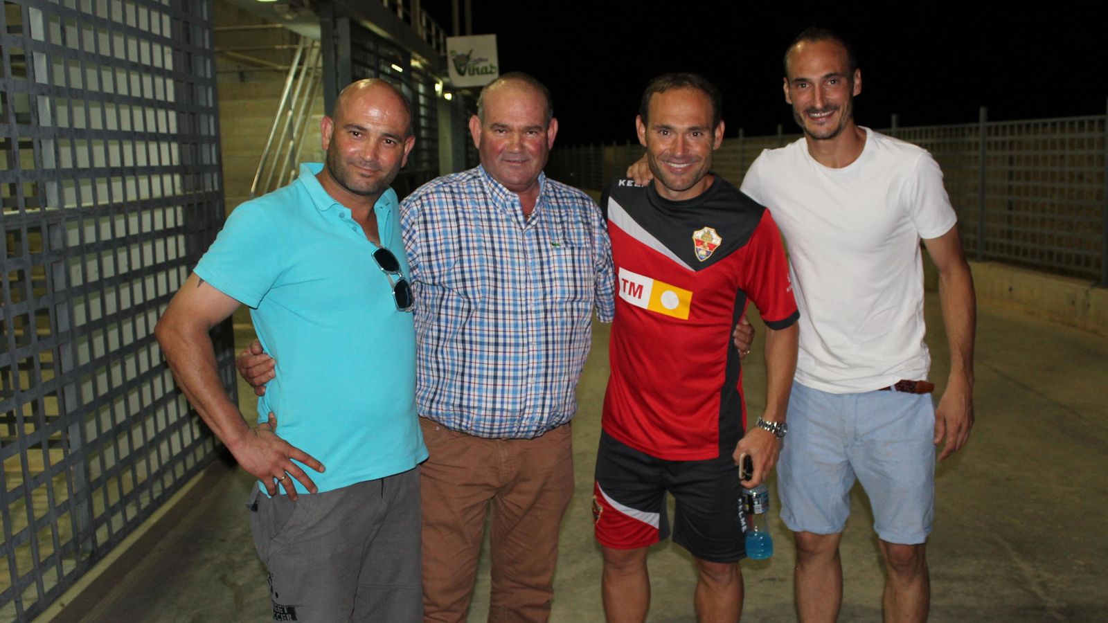Nino con su padre y sus hermanos en un partido homenaje en Vera.