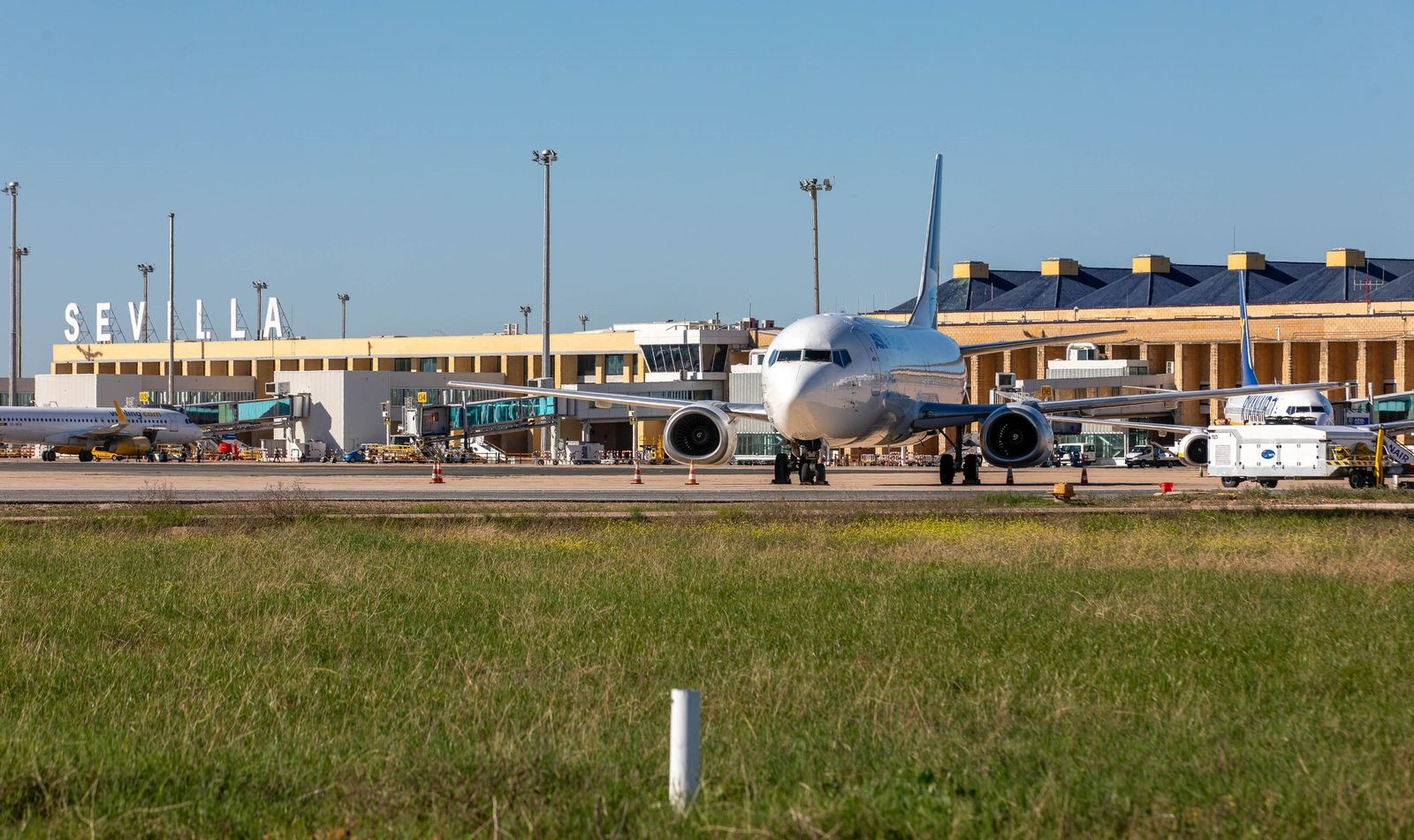 Aviones en la pista del aeropuerto de Sevilla, que estrenó su ampliación en 2023.