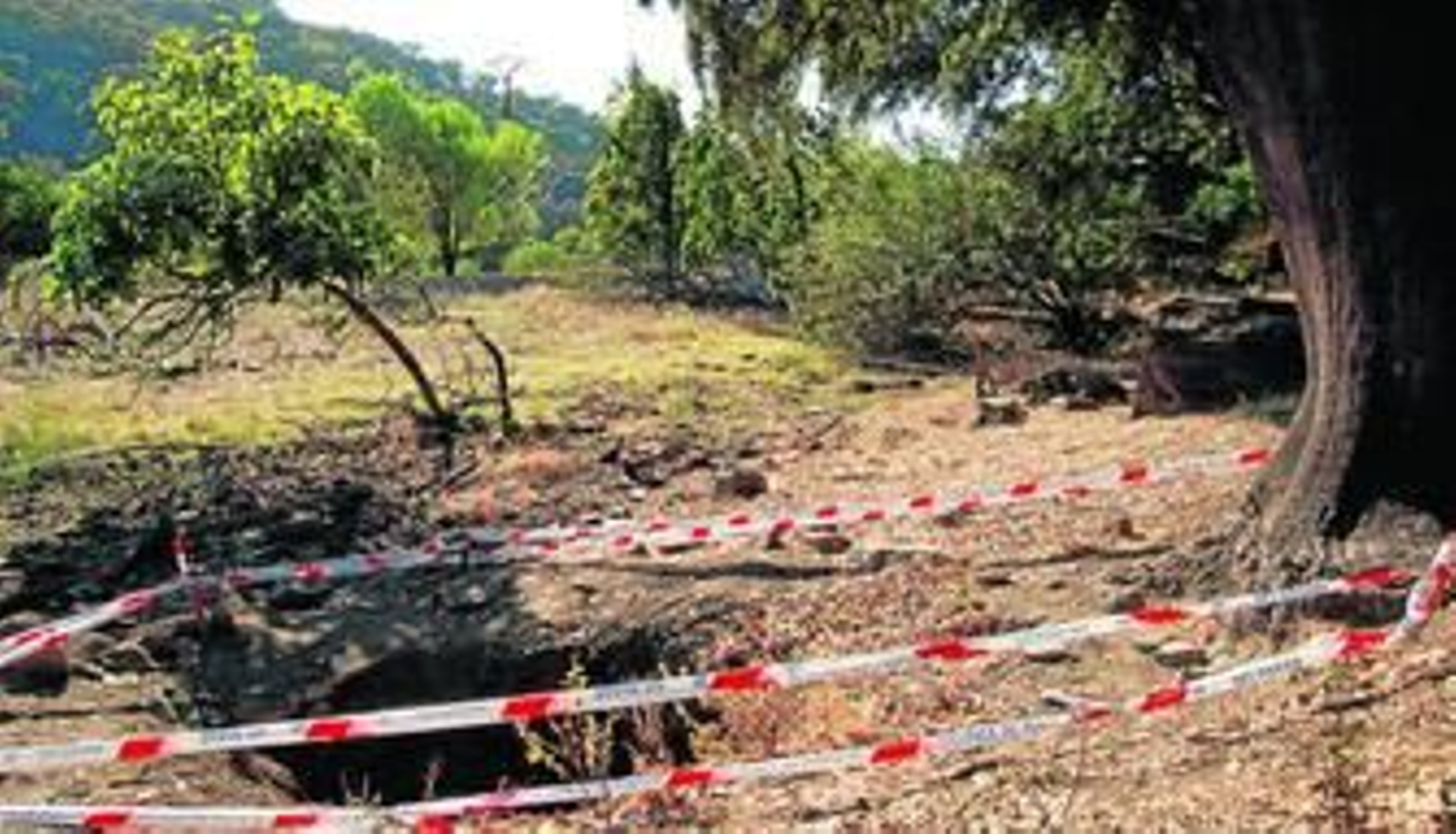 Panorámica de la finca de Calabazares, con el pozo donde aparecieron los cadáveres en primer término.