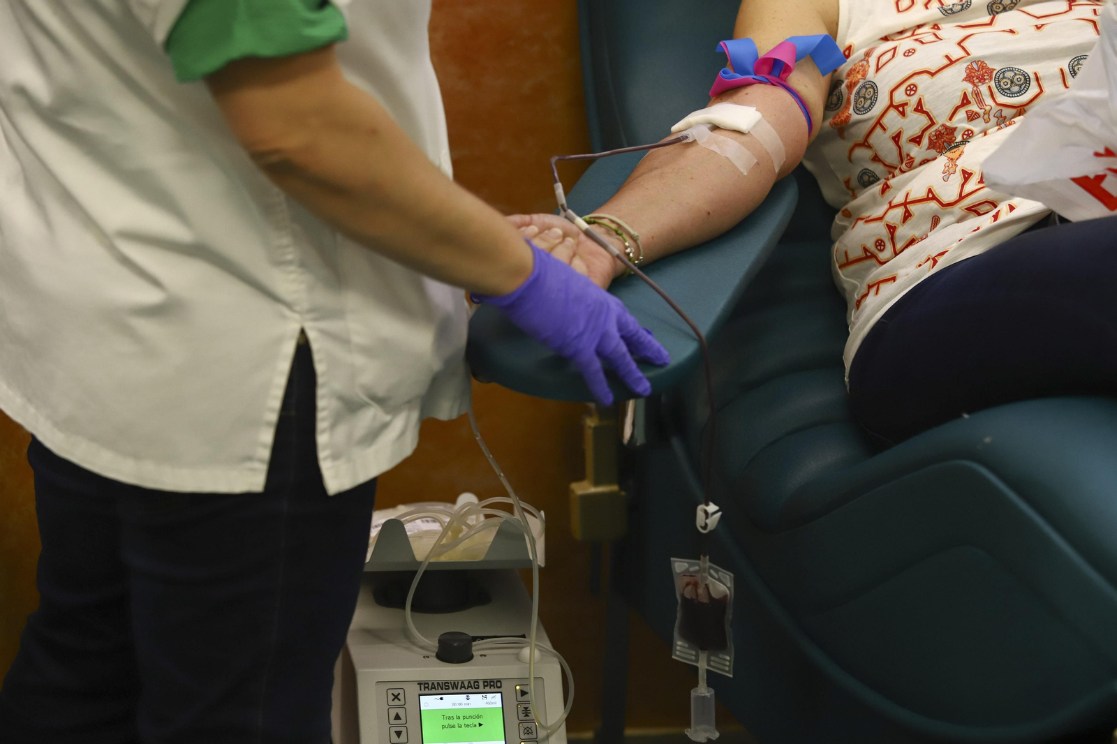 Una mujer donando sangre.
