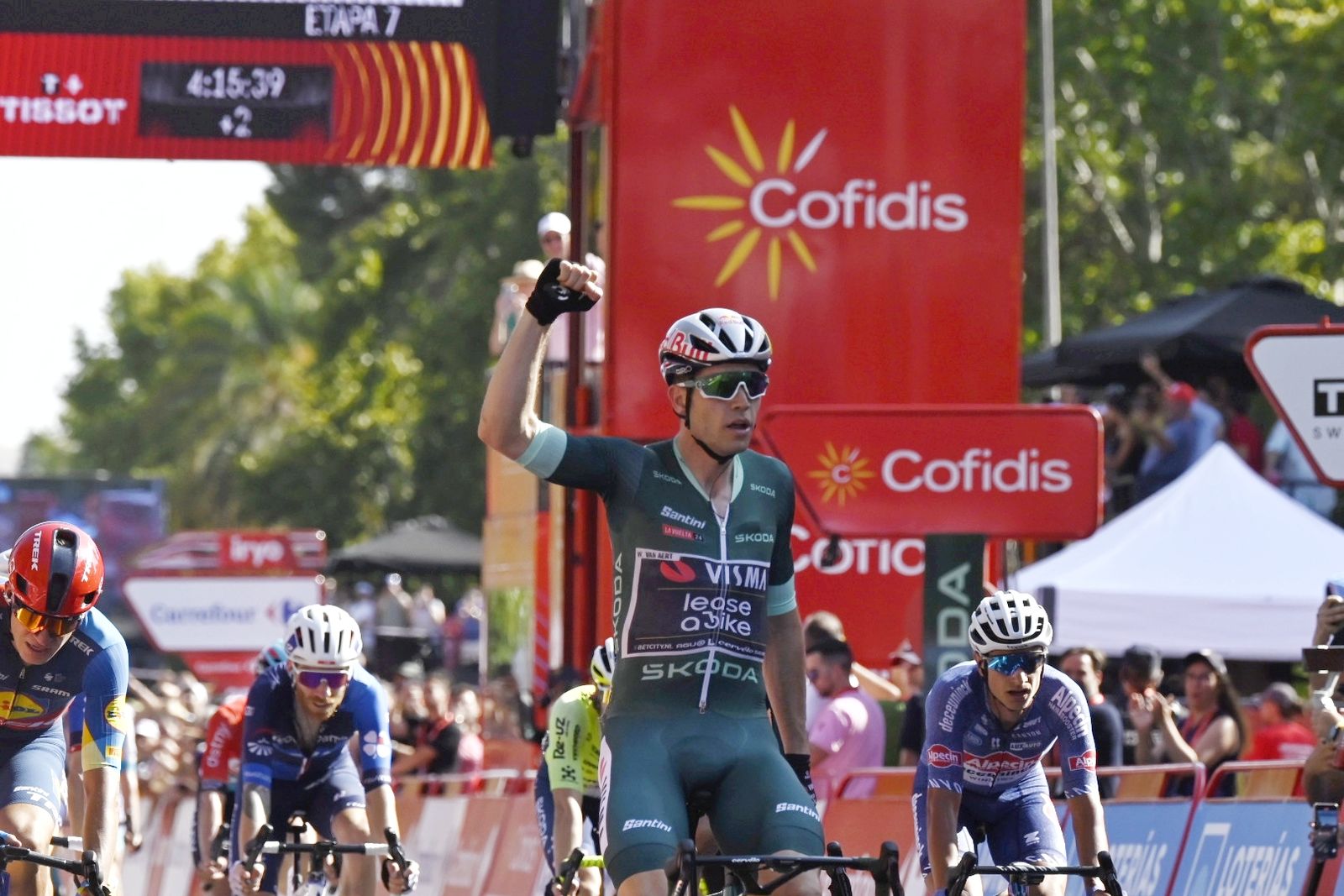 Wout Van Aert celebra su victoria en Córdoba.