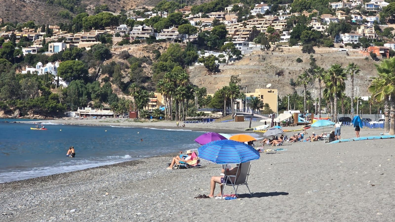 Gente en la playa de La Herradura el fin de semana