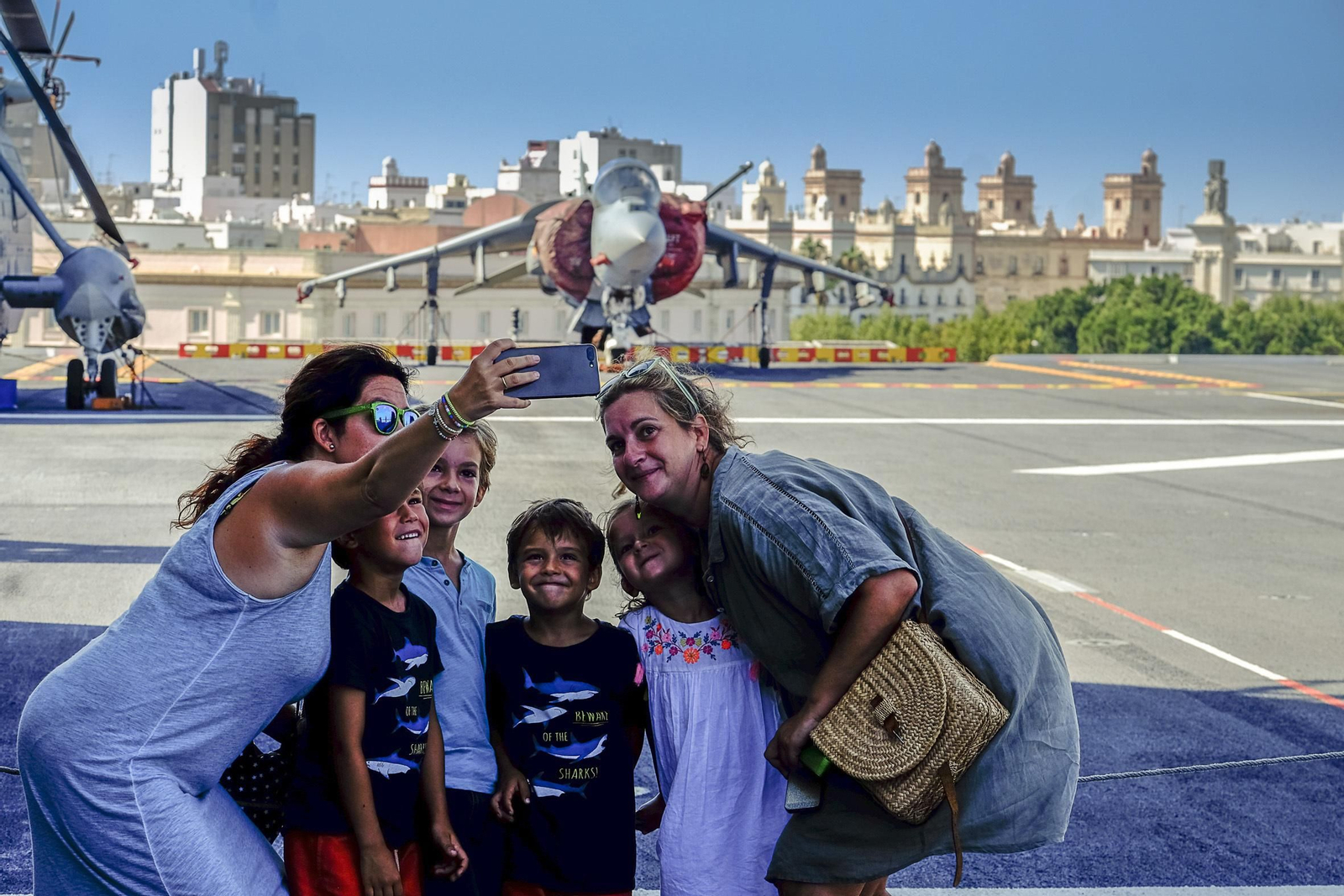 Jornada de puertas abiertas del 'Juan Carlos I' en el muelle de Cádiz