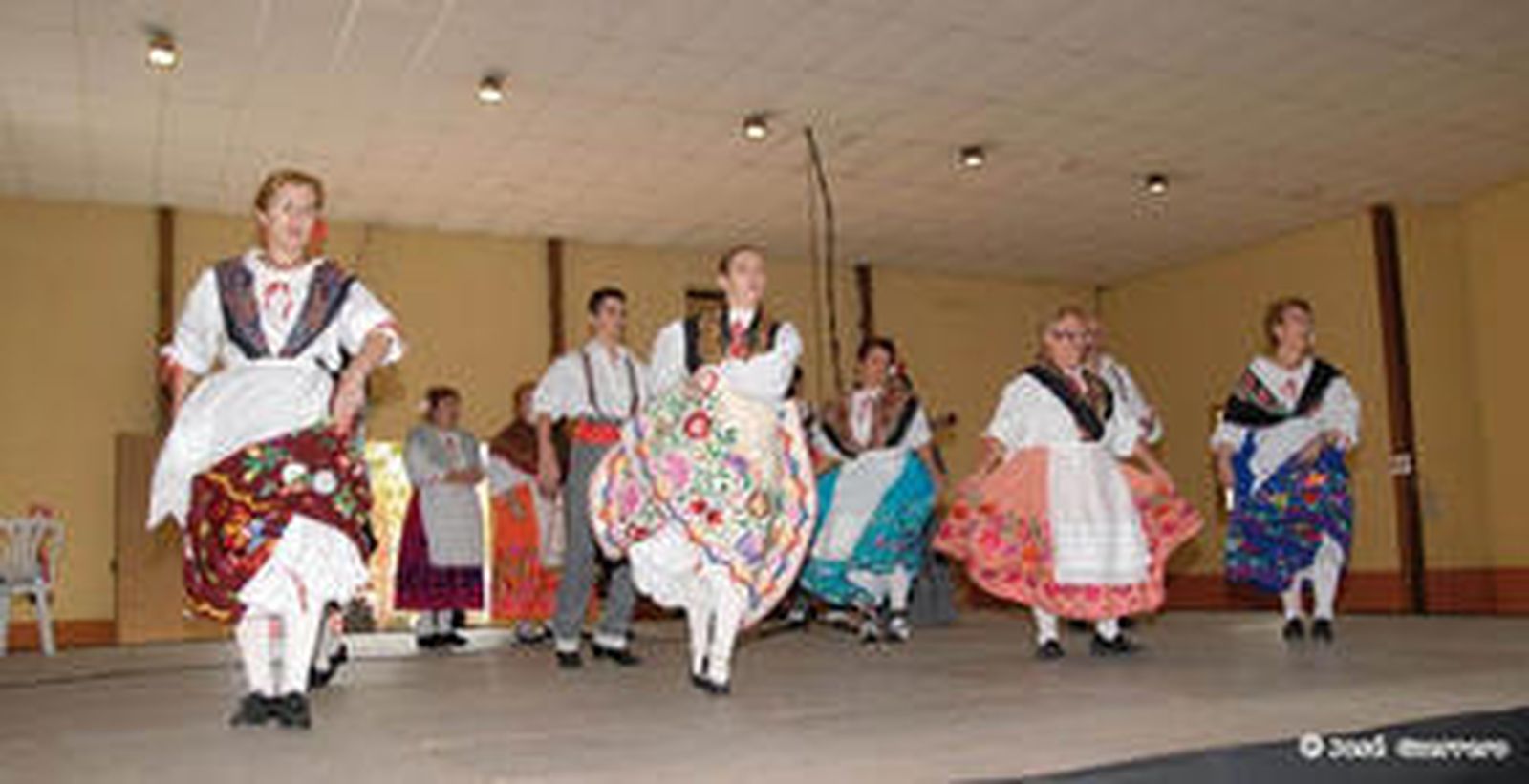 Actuación de un grupo folclórico de la localidad.