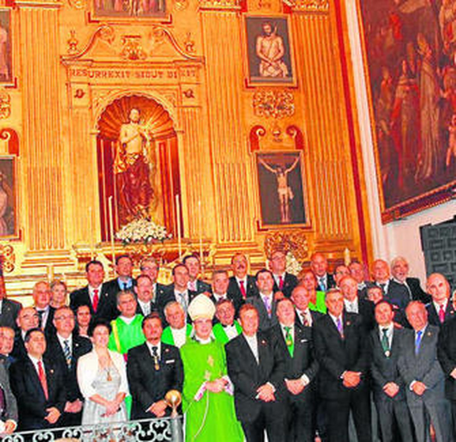 El obispo con los cargos entrantes y salientes.