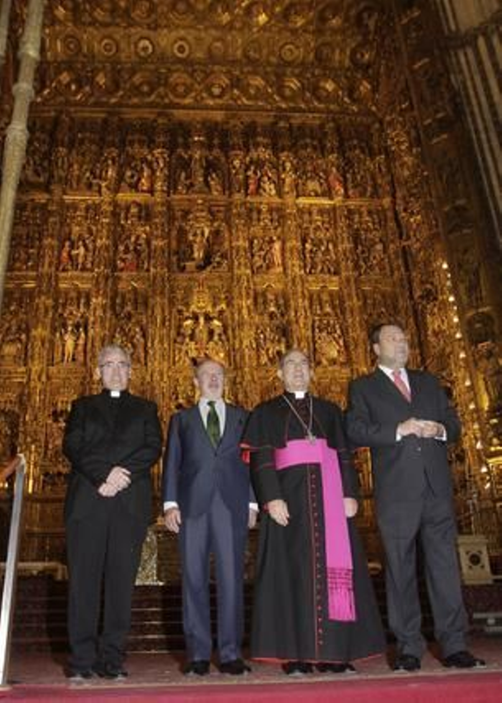 El Déan de la Catedral, Francisco Ortiz; Rodrigo Rato, Juan José Asenjo y Alfredo Sánchez Monteseirín en la inauguración de la exposición "Aedificare, Evangelizare, Servare. Cinco siglos de arquitectura en la Catedral de Sevilla".

Foto: Jos?ngel Garc?