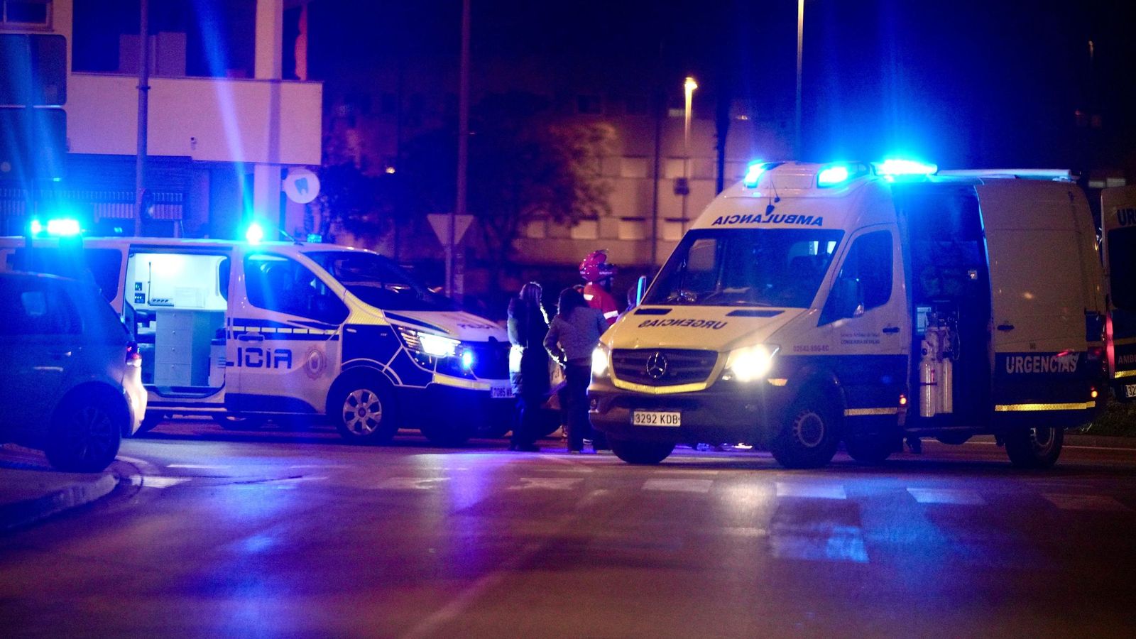 Una furgoneta de Policía Local y una ambulancia, esta noche en la rotonda ubicada junto al Burger King de la avenida del Altillo.