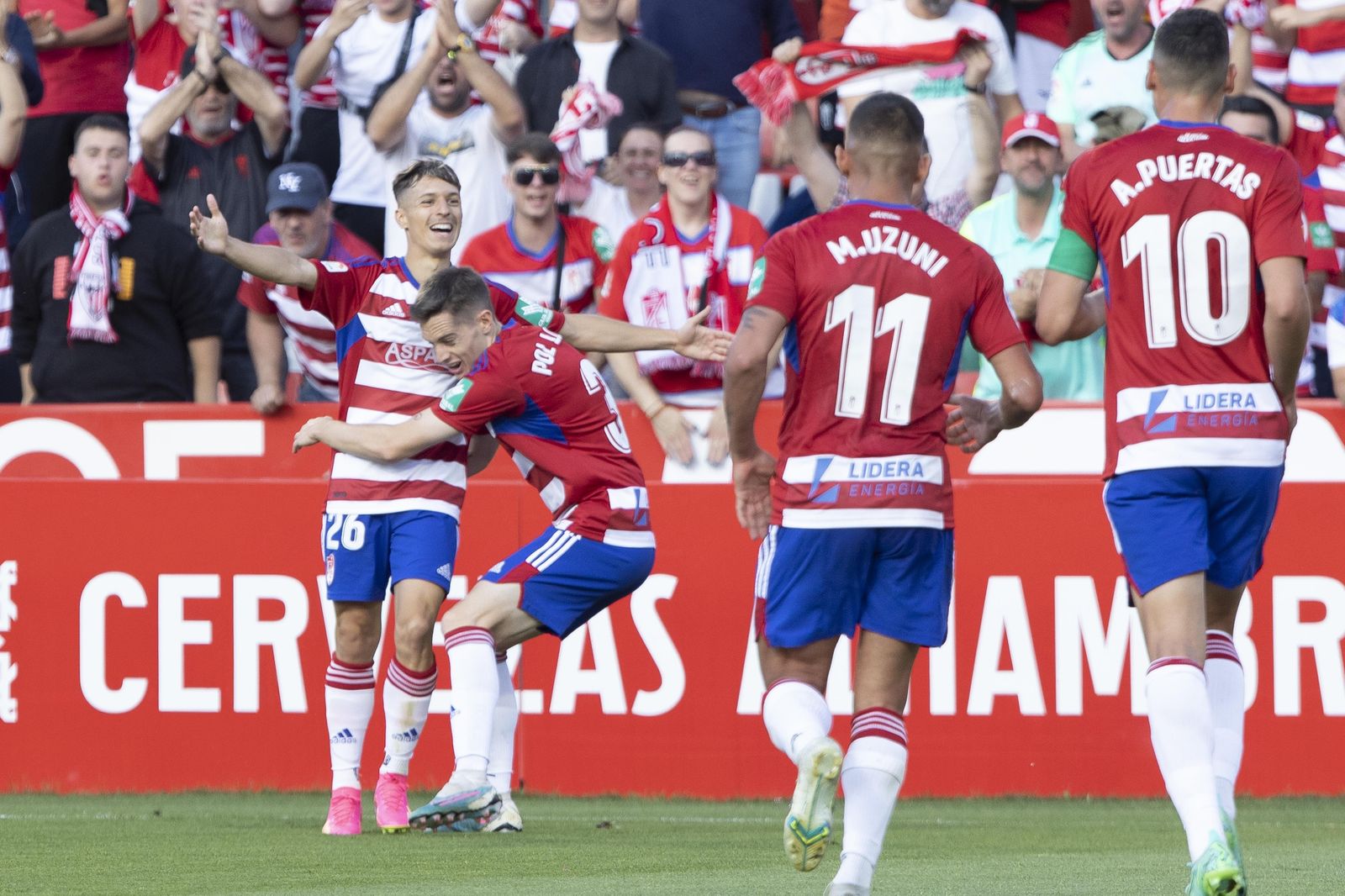 Los jugadores del Granada se abrazan para celebrar un gol