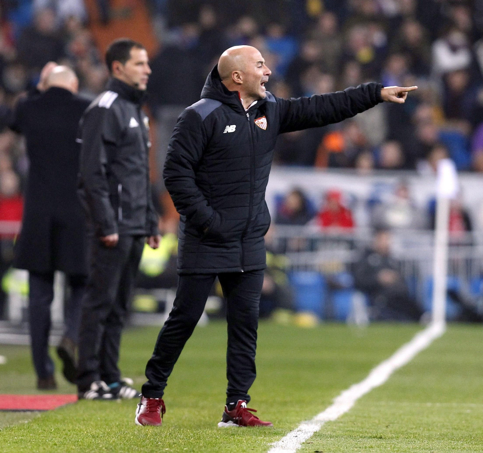 Sampaoli da instrucciones desde la banda del Bernabéu.