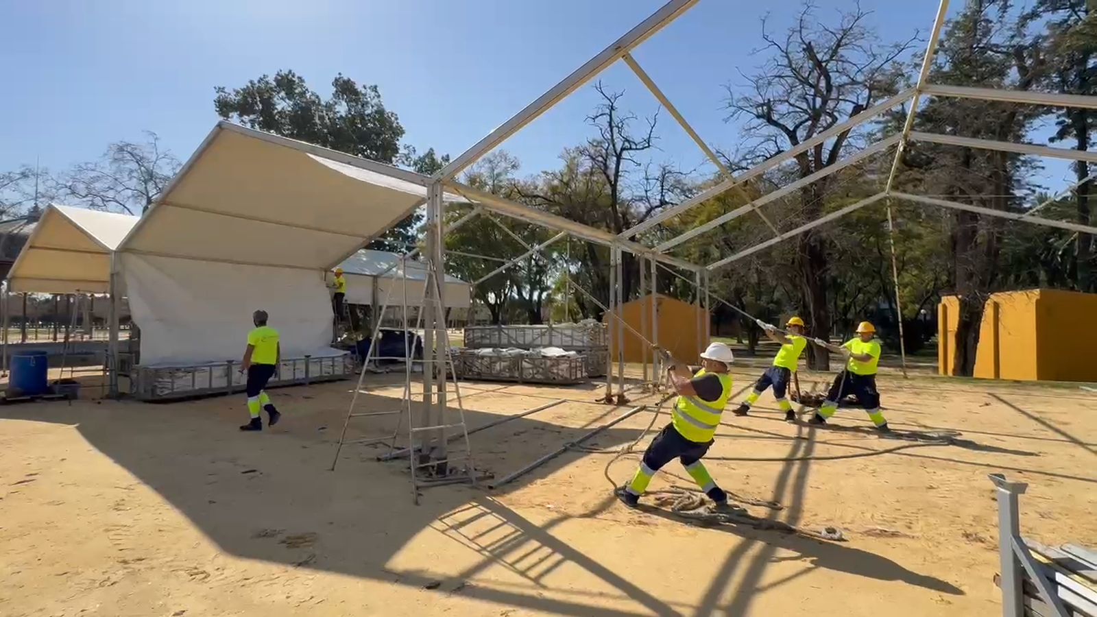 Ya se están montando las casetas de Feria en el González Hontoria